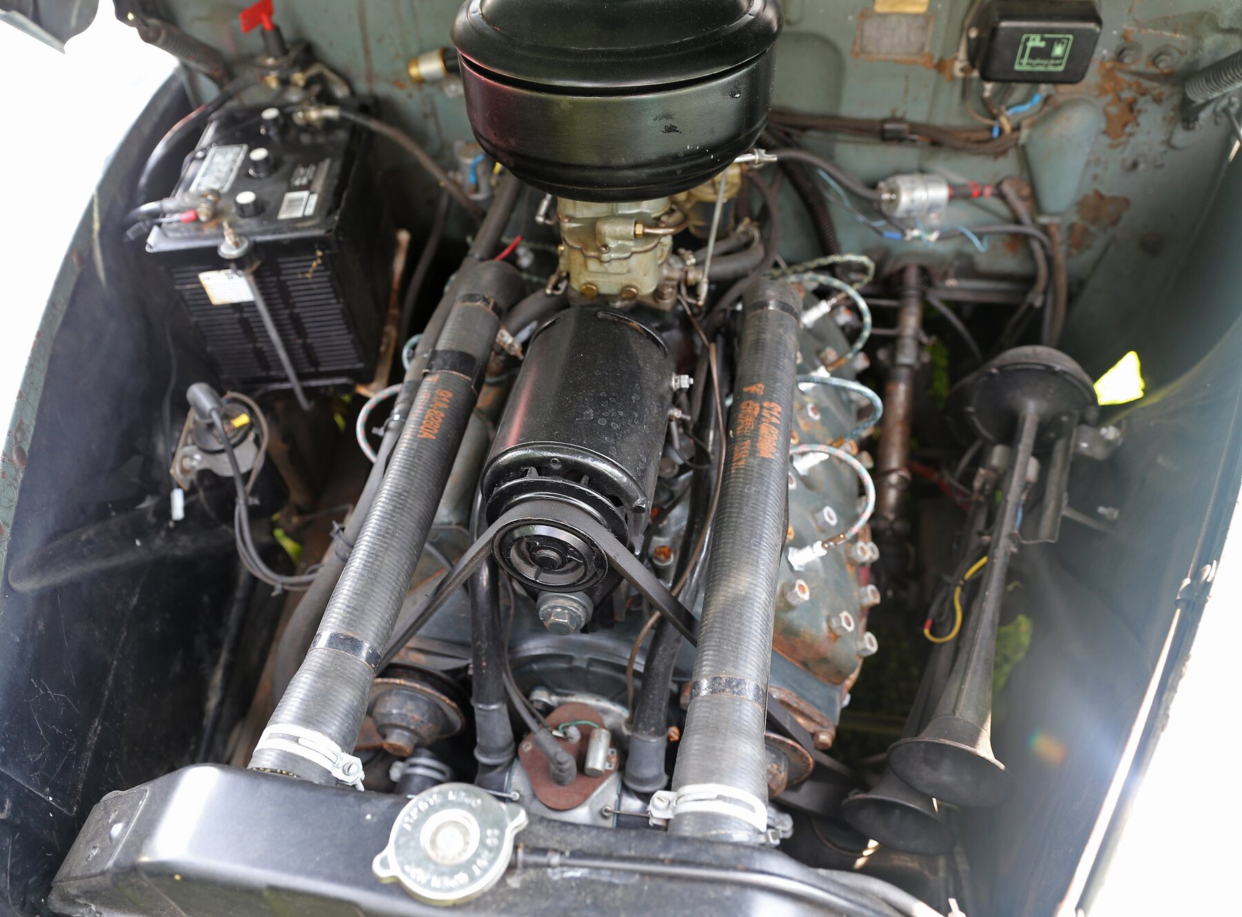 Motor flathead V8-11A de 1941 en un Ford Super DeLuxe.