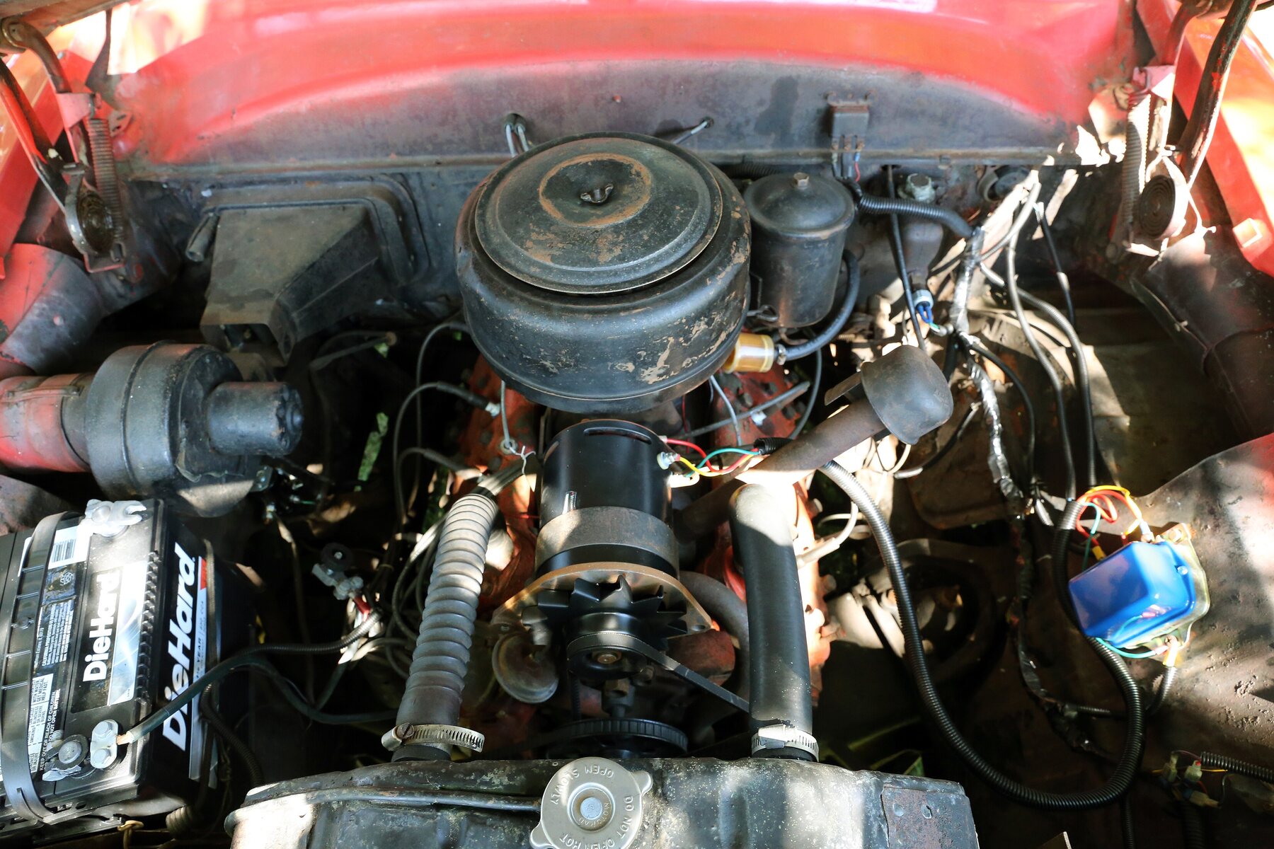 El flathead V8-B3 de 1953, último año de producción en Estados Unidos, en un Ford Sunliner.
