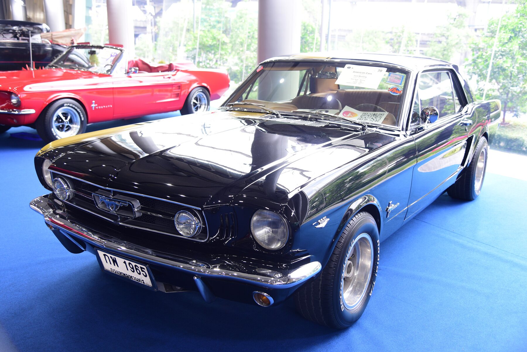 Ford Mustang hardtop 1965 con motor 289 V8, como el que Oscar Cabalén importó para correr en la Argentina. Foto tomada en una muestra fuera del país.