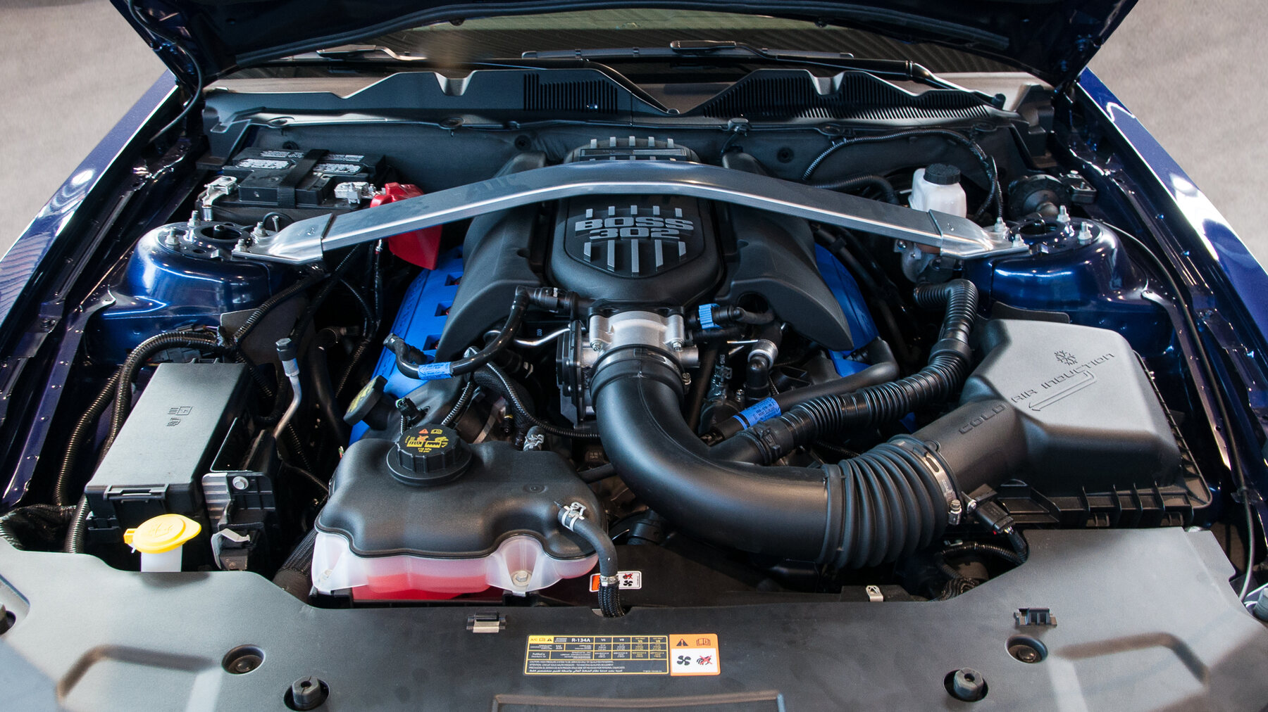 El V8 5.0 derivado del Coyote en un Ford Mustang Boss 302.