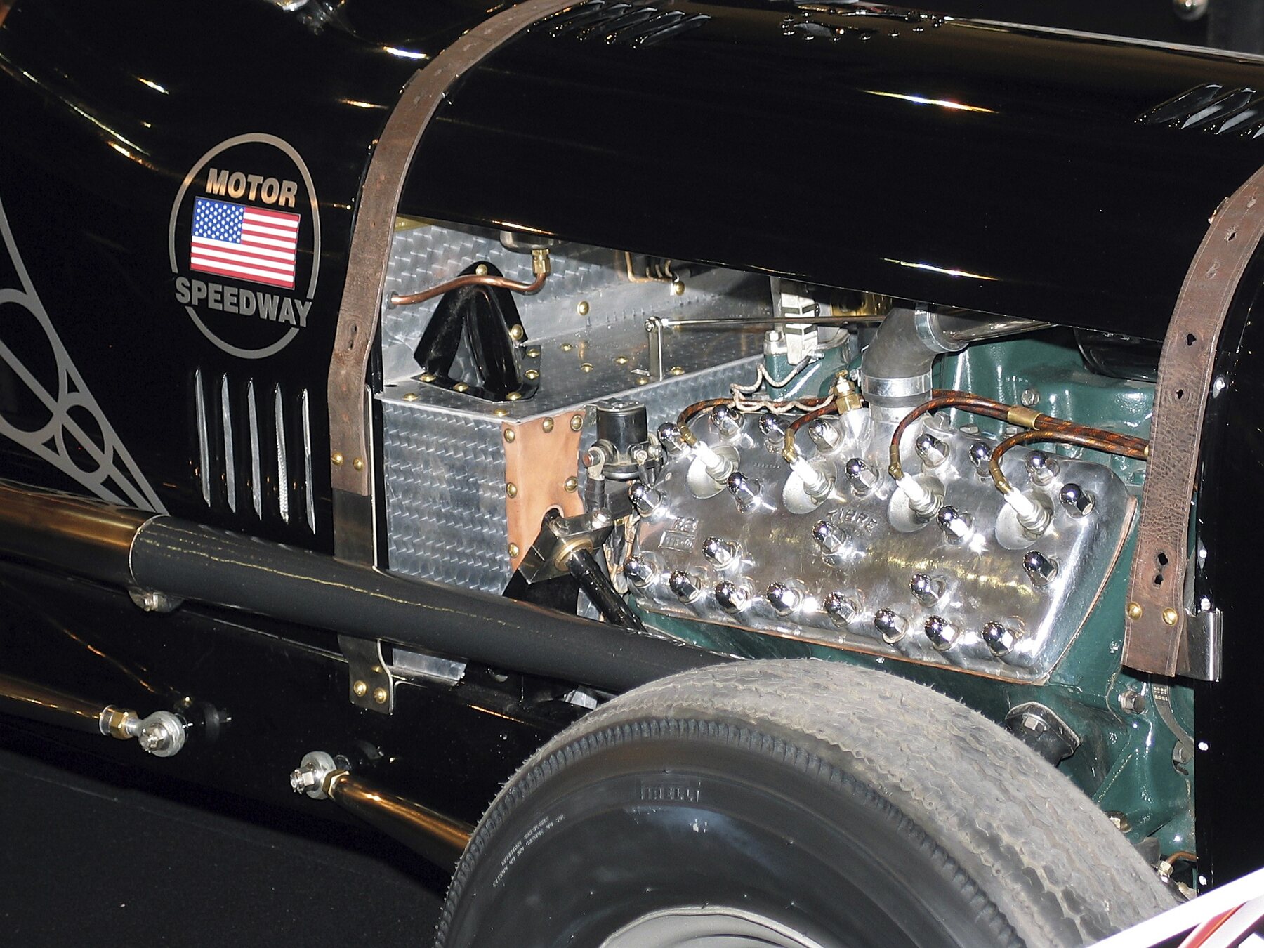 Un Ford V8 de válvulas laterales, el motor que movió a las cupecitas del TC.