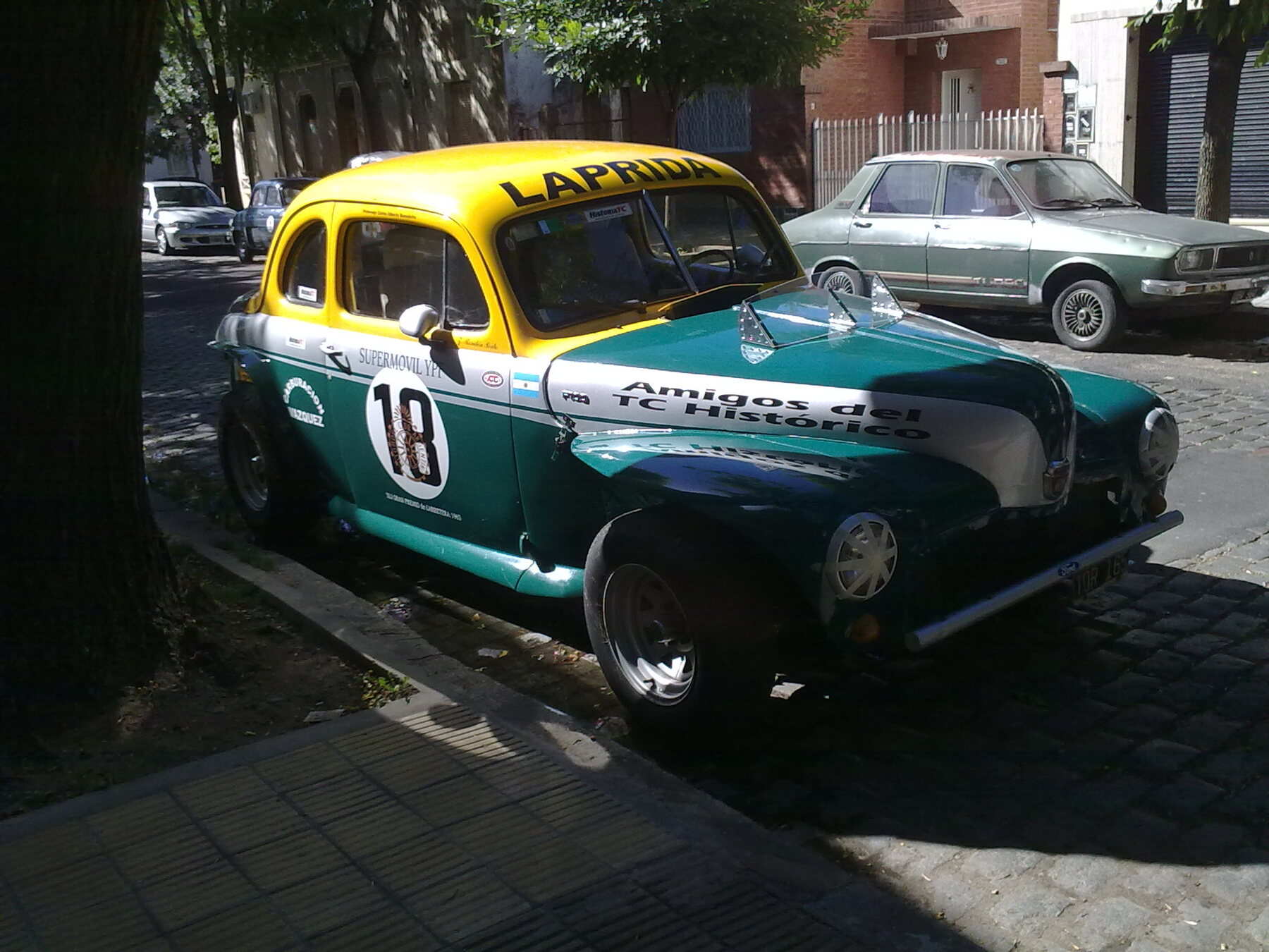 Coupé Ford de alrededor de 1940 preparada para el Turismo Carretera de 1963, de la localidad de Laprida, exhibida en Buenos Aires.