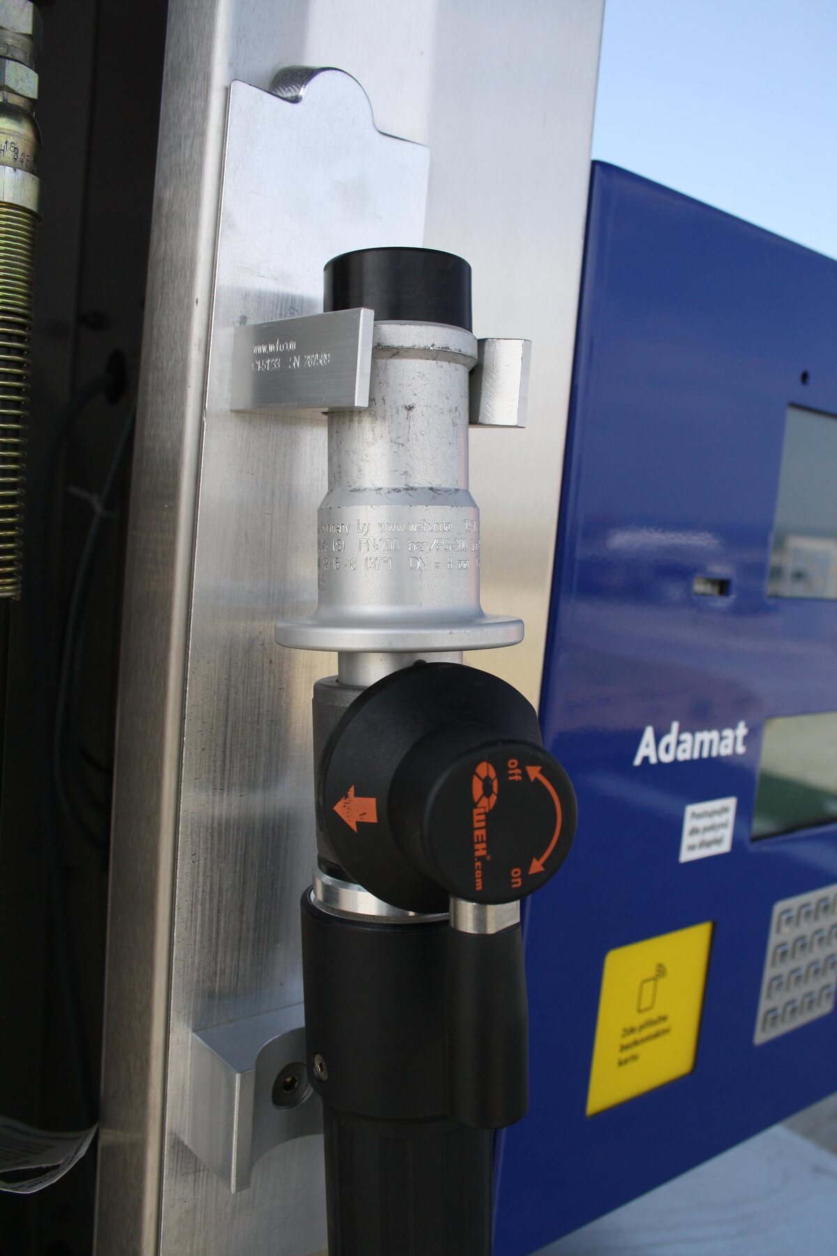 Un pico de carga de gas natural comprimido en una estación de servicio.
