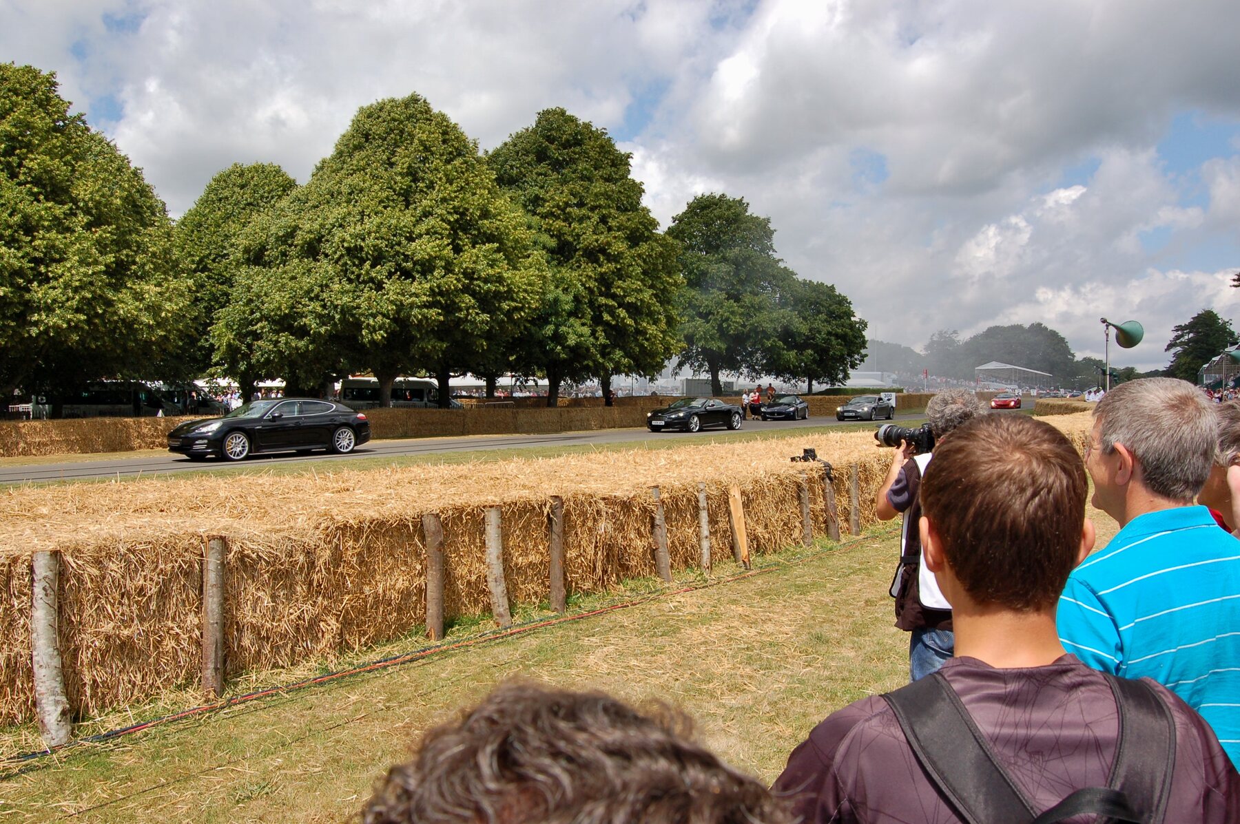 El trazado de la subida, con los fardos de paja y el público pegado a la cuesta, en el Festival of Speed 2009.