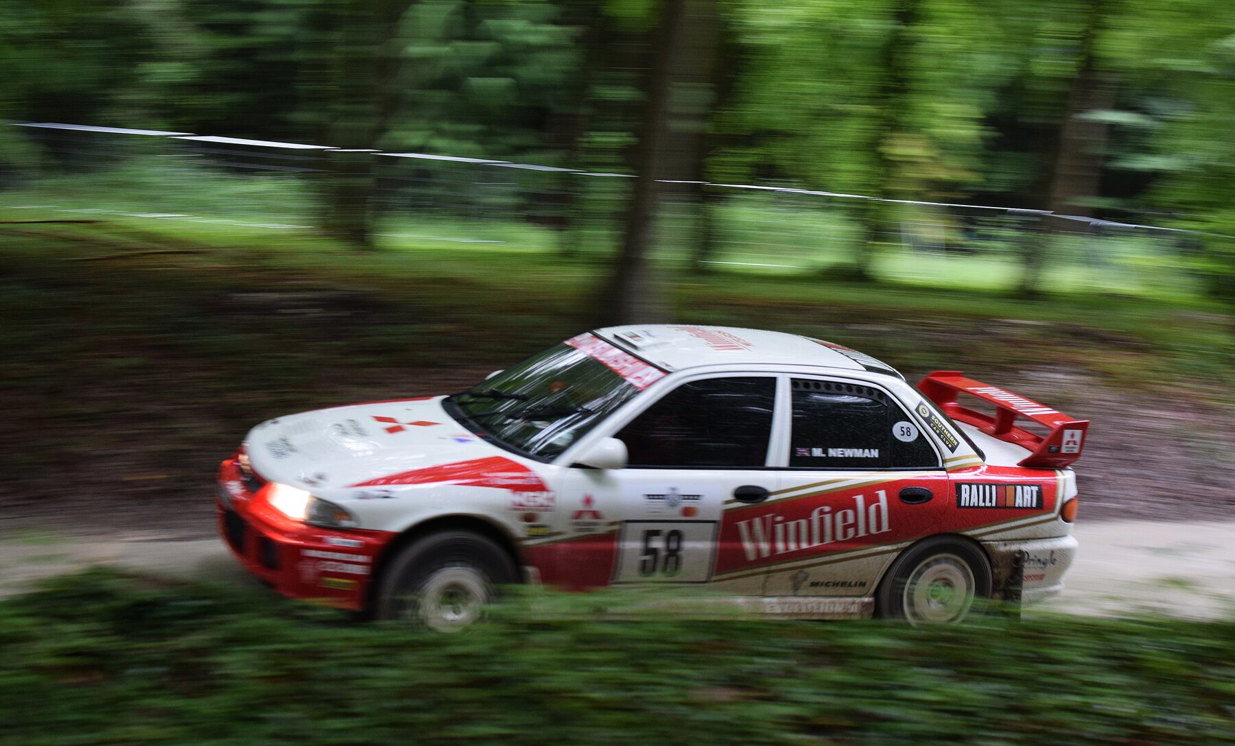 Un auto de rally en la etapa del bosque del Goodwood Festival of Speed.