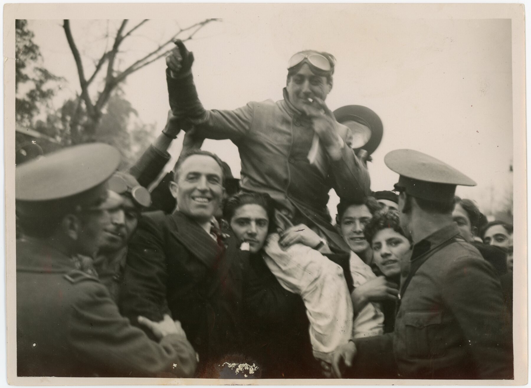 Festejos en la llegada del Gran Premio Argentino a La Plata, en agosto de 1937. Archivo General de la Nación.