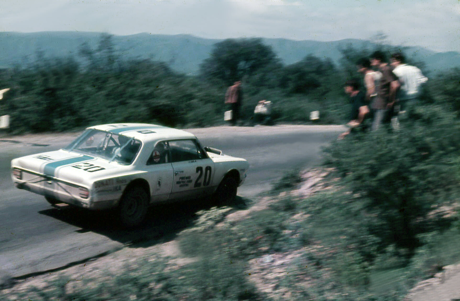 Gastón Perkins con un Torino 380W en la Vuelta al Pan de Azúcar del Turismo Carretera, en 1967: la época de las rutas que evoca el Gran Premio Histórico.