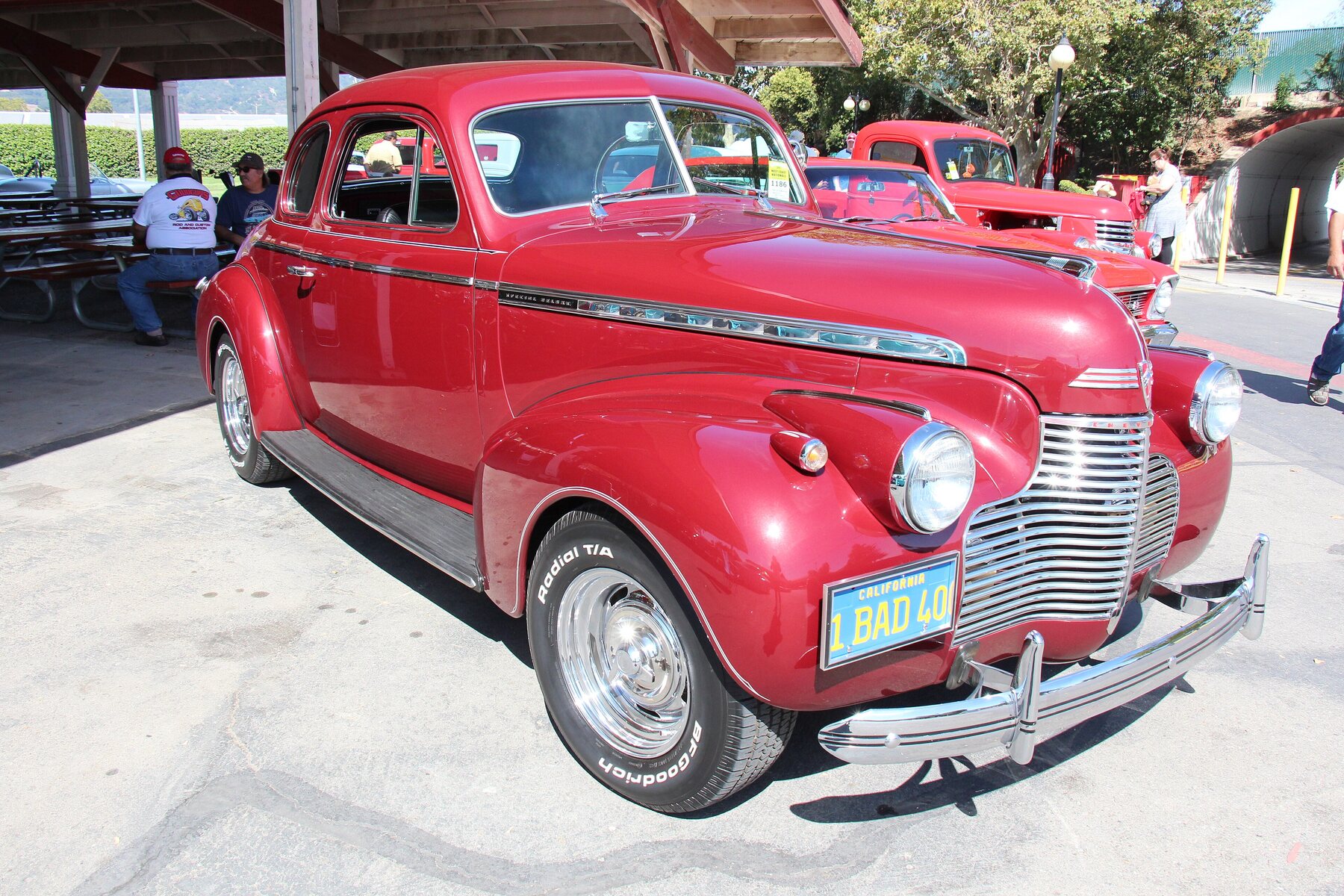 Un Chevrolet coupé 1940 de calle: sobre una cupé Chevrolet de ese año, casi de serie, Fangio ganó el Gran Premio del Norte.