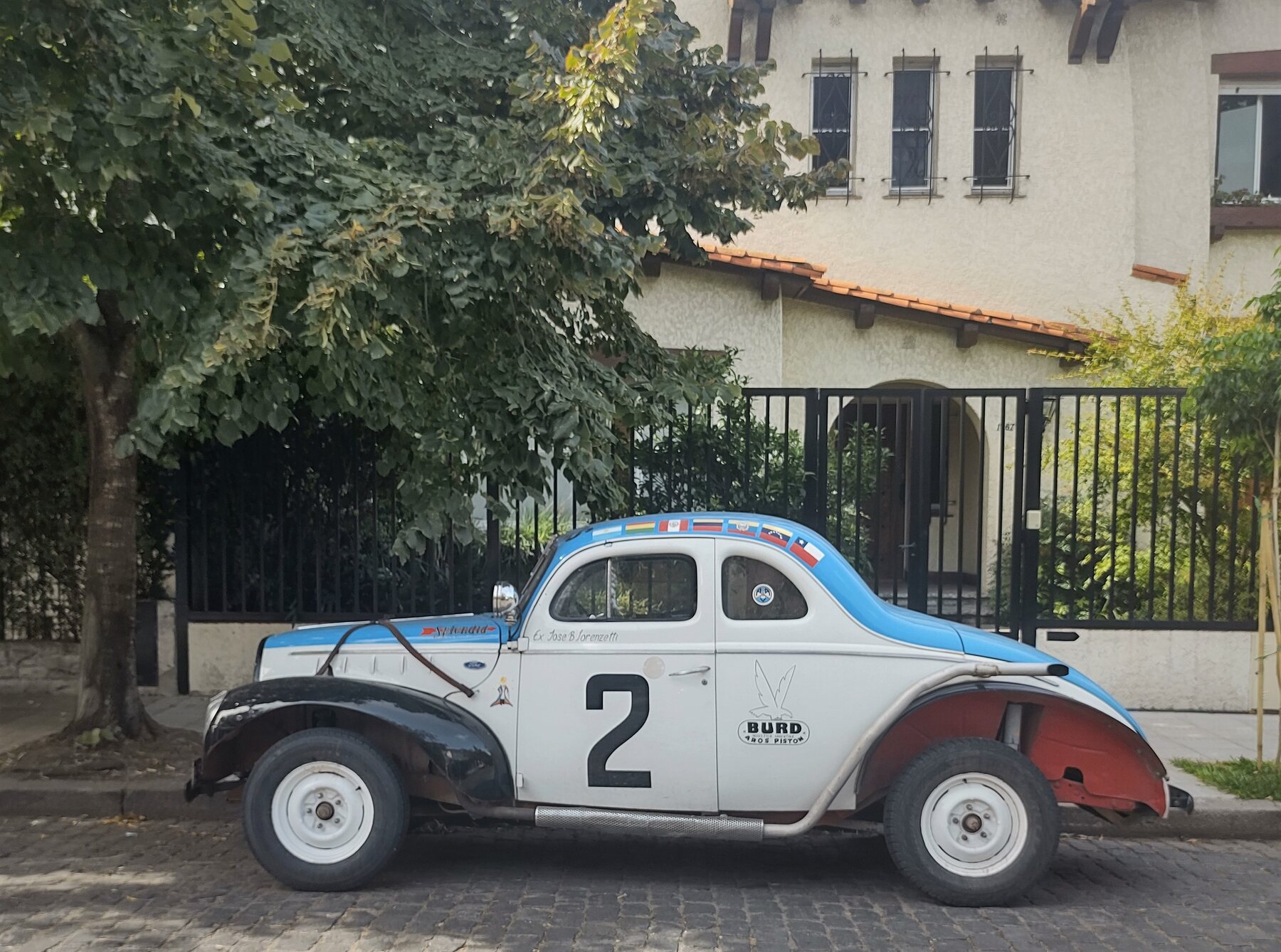 Una cupé Ford V8 de Turismo Carretera de la época de las carreras en ruta, la de José B. Lorenzetti, en Belgrano (2023).