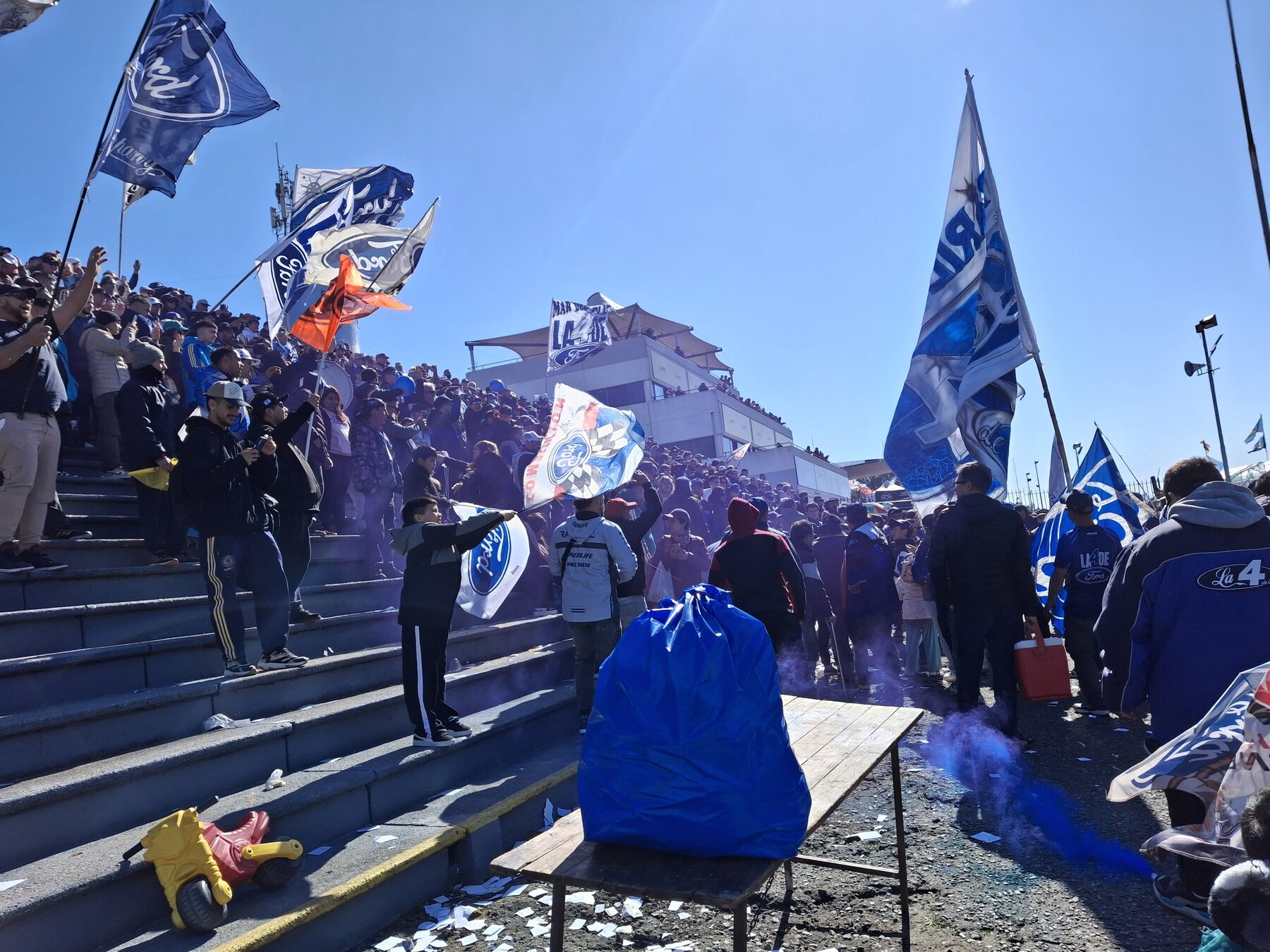 La hinchada de Ford en la tribuna 4 del Autódromo Oscar y Juan Gálvez, Gran Premio Buenos Aires 2025.