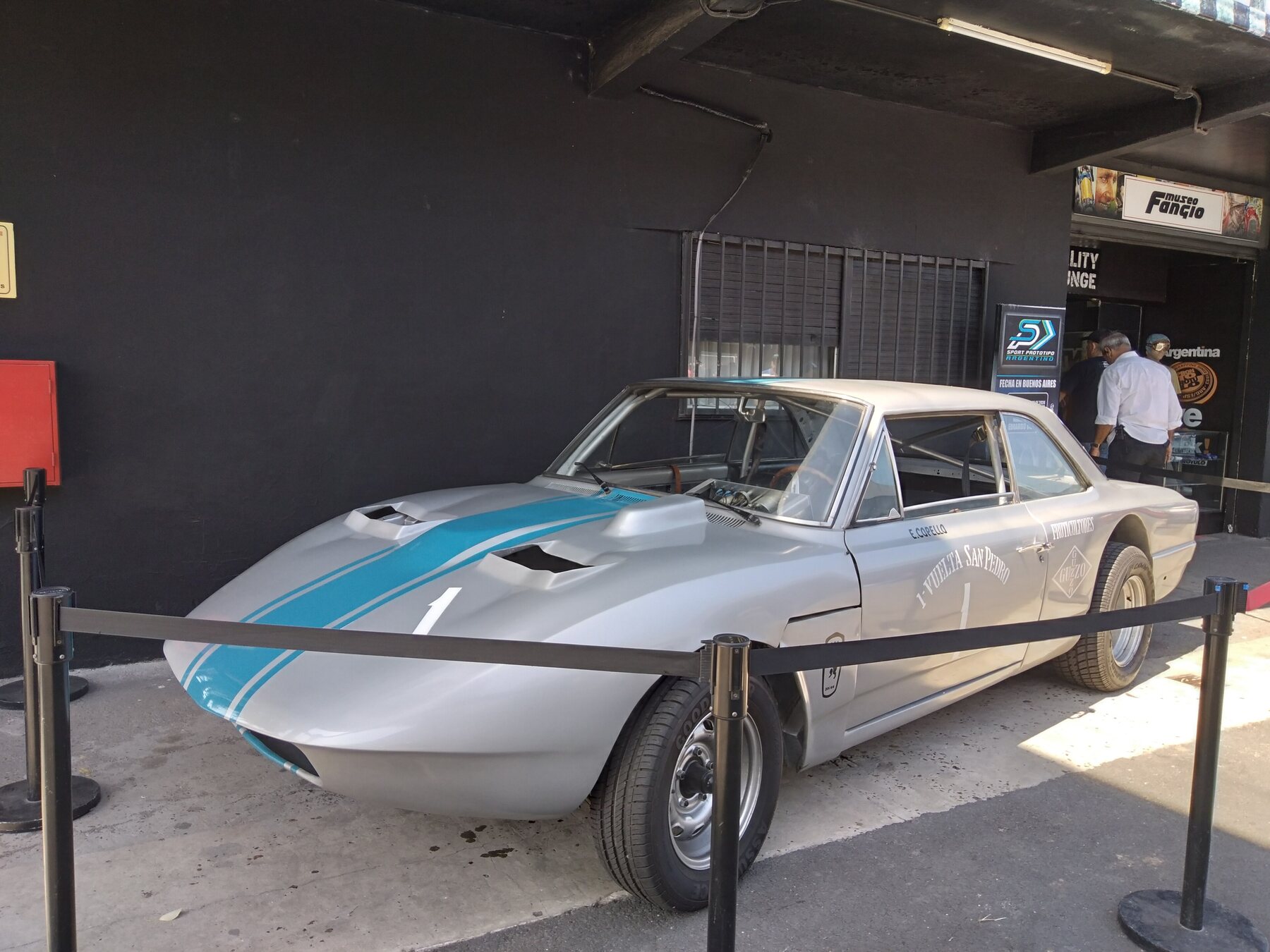 El IKA Torino del equipo oficial que Eduardo Copello corrió en 1967, restaurado y exhibido en el Autódromo Gálvez en 2024.