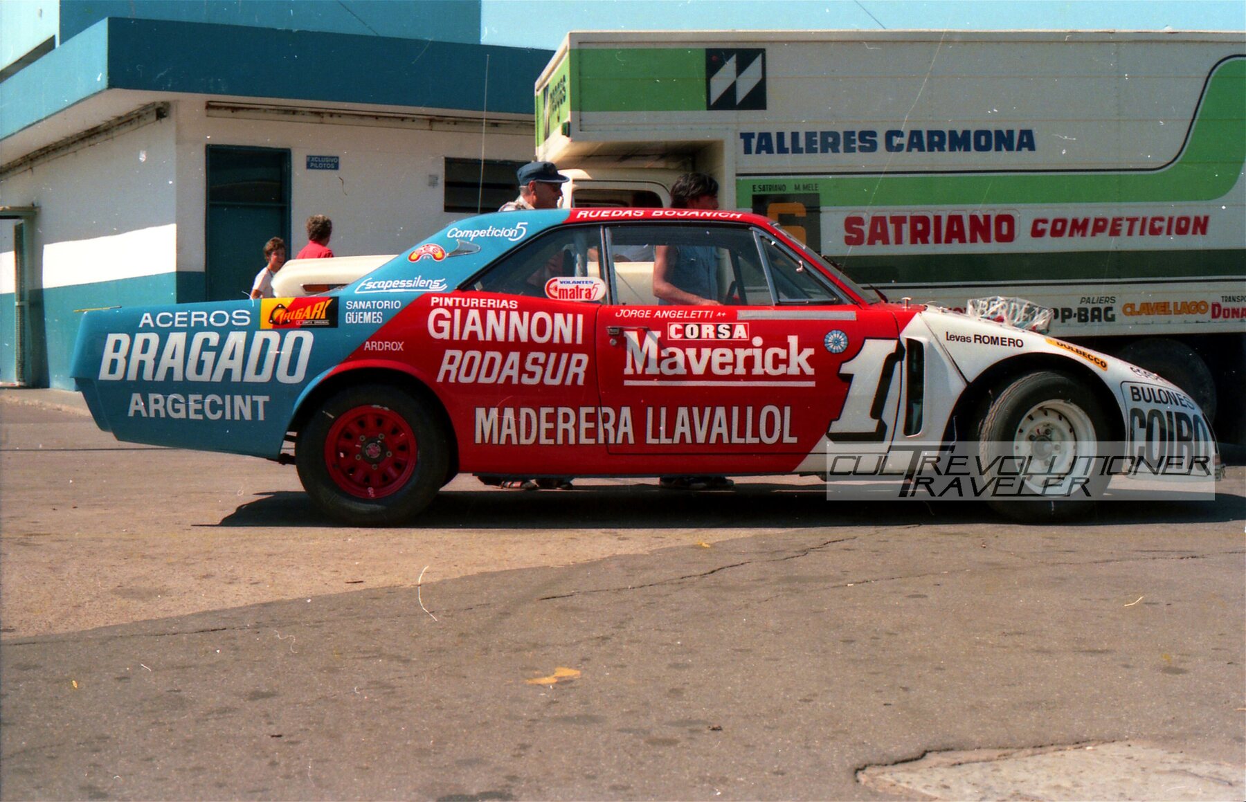 El Dodge número 1, campeón de 1986, en los boxes del Autódromo de Buenos Aires en 1987.