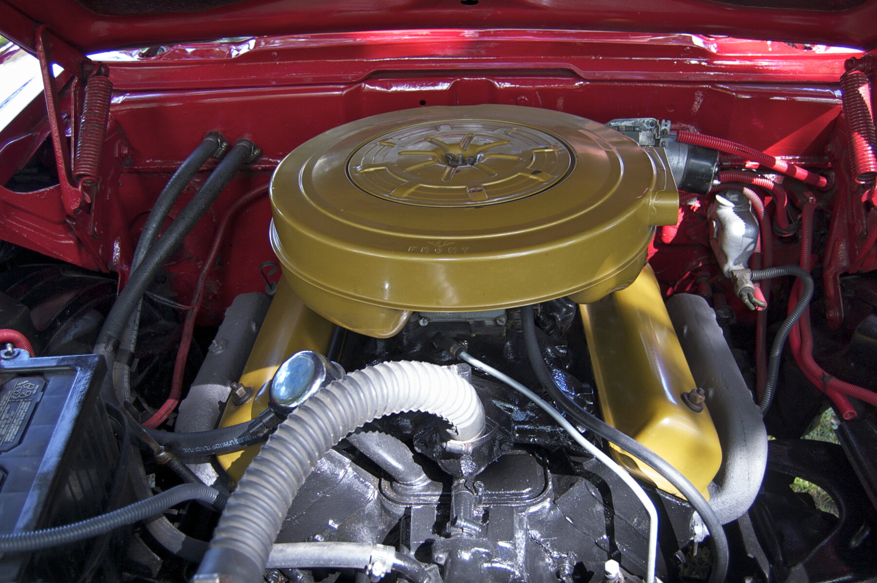 V8 bajo el capó de un Edsel Ranger 1959, en una muestra en Salem, Massachusetts.