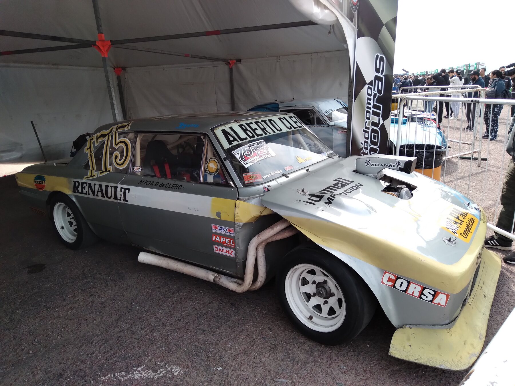 El Renault Torino que Traverso manejó en su vuelta al TC en 1989, exhibido en el Gran Premio Buenos Aires 2024.
