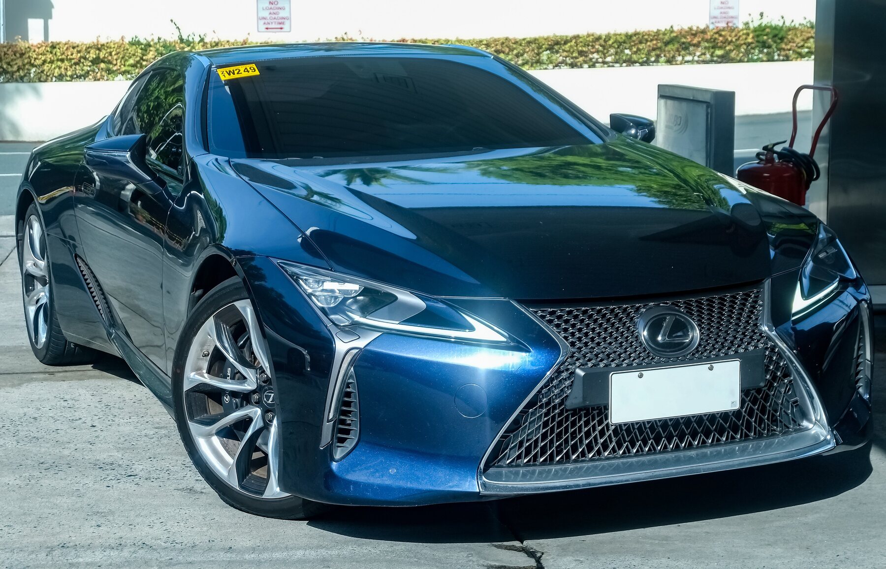 Lexus LC 500 coupé en color Nightfall Mica.