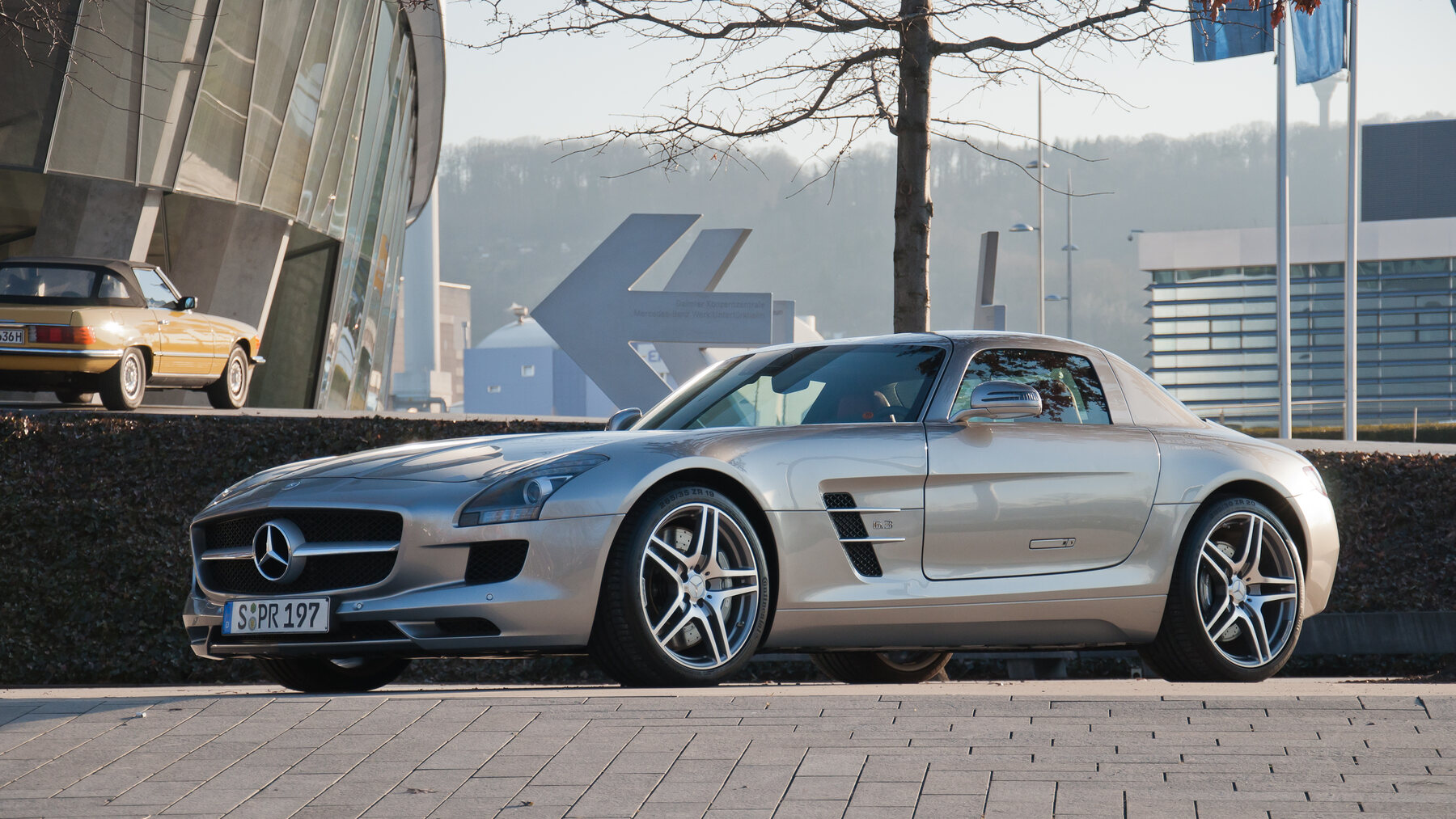 Mercedes-Benz SLS AMG frente al Museo Mercedes-Benz de Stuttgart. Su motor era el M159, derivado del M156.