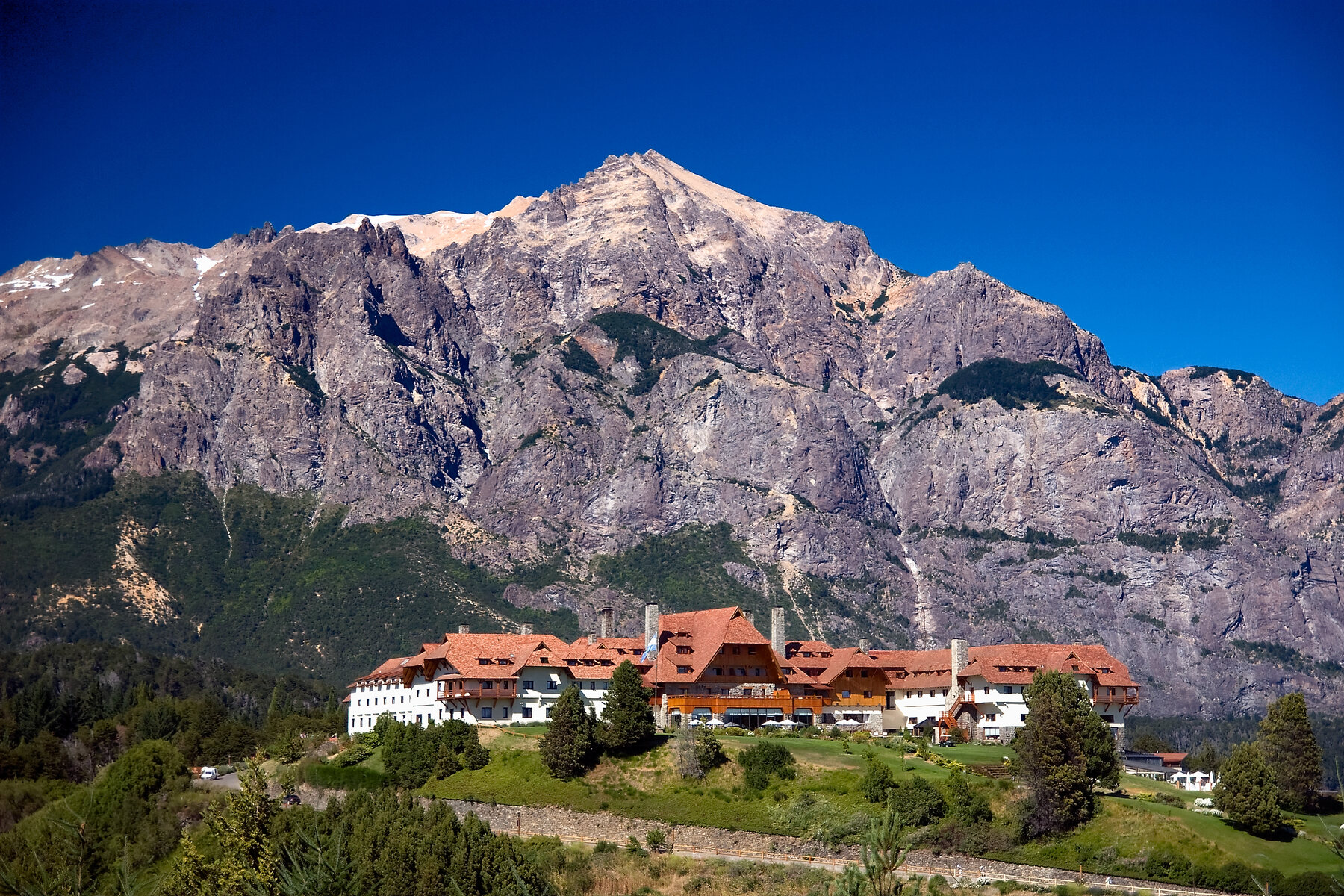El Hotel Llao Llao, en Bariloche, base de las 1000 Millas Sport, con el cerro López de fondo.
