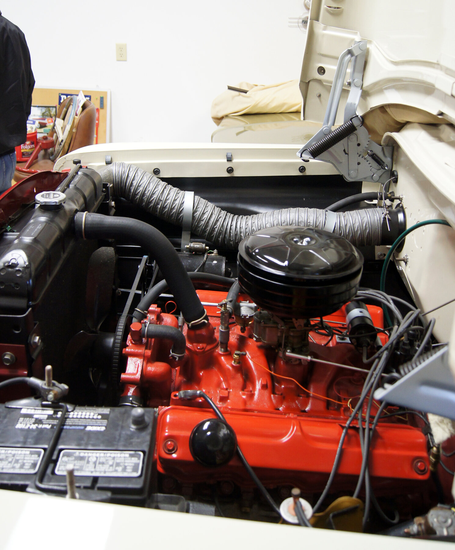 Un 318 «Polyhead» de la familia A, antecesora del LA, en una pickup Dodge Sweptside de 1959.