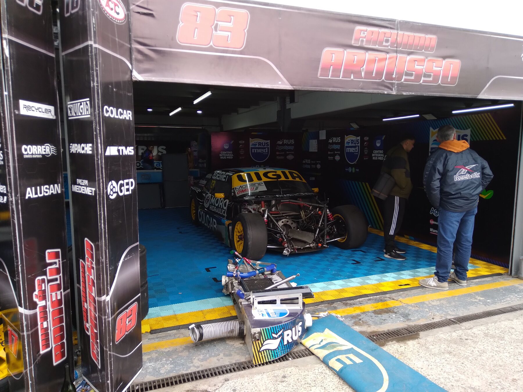 La Chevy de Facundo Ardusso sin motor, en su box del Gran Premio Buenos Aires 2023.