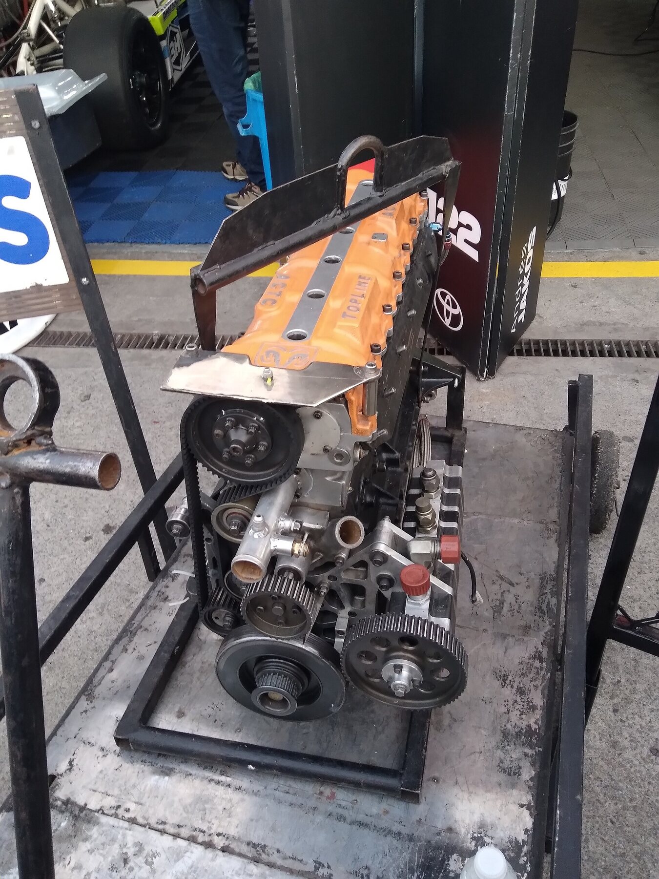 Motor de seis cilindros de un Dodge de TC en los boxes del Gran Premio Buenos Aires 2024.