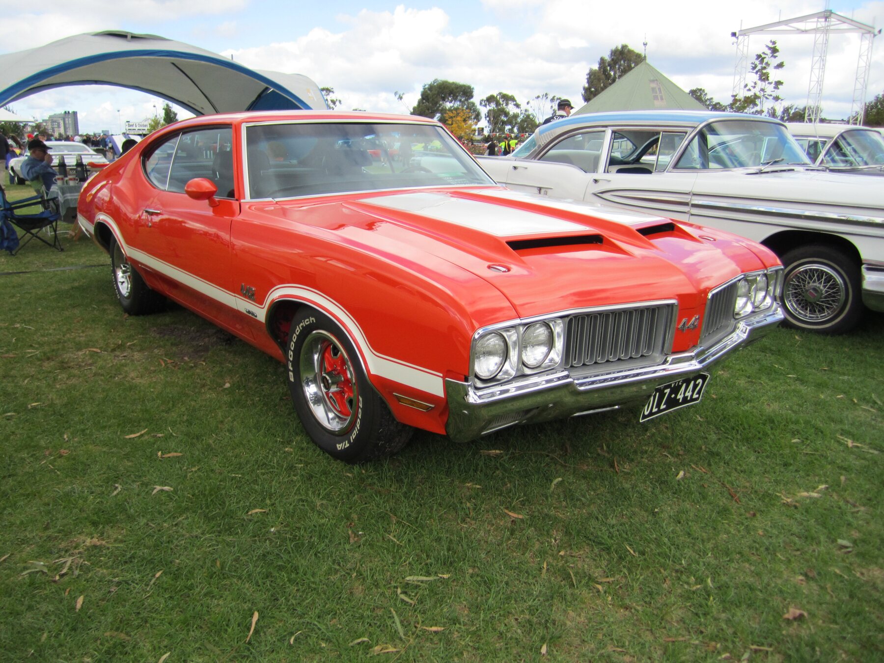Oldsmobile 442 de 1970 con el paquete W-30 y el capó con tomas de aire.