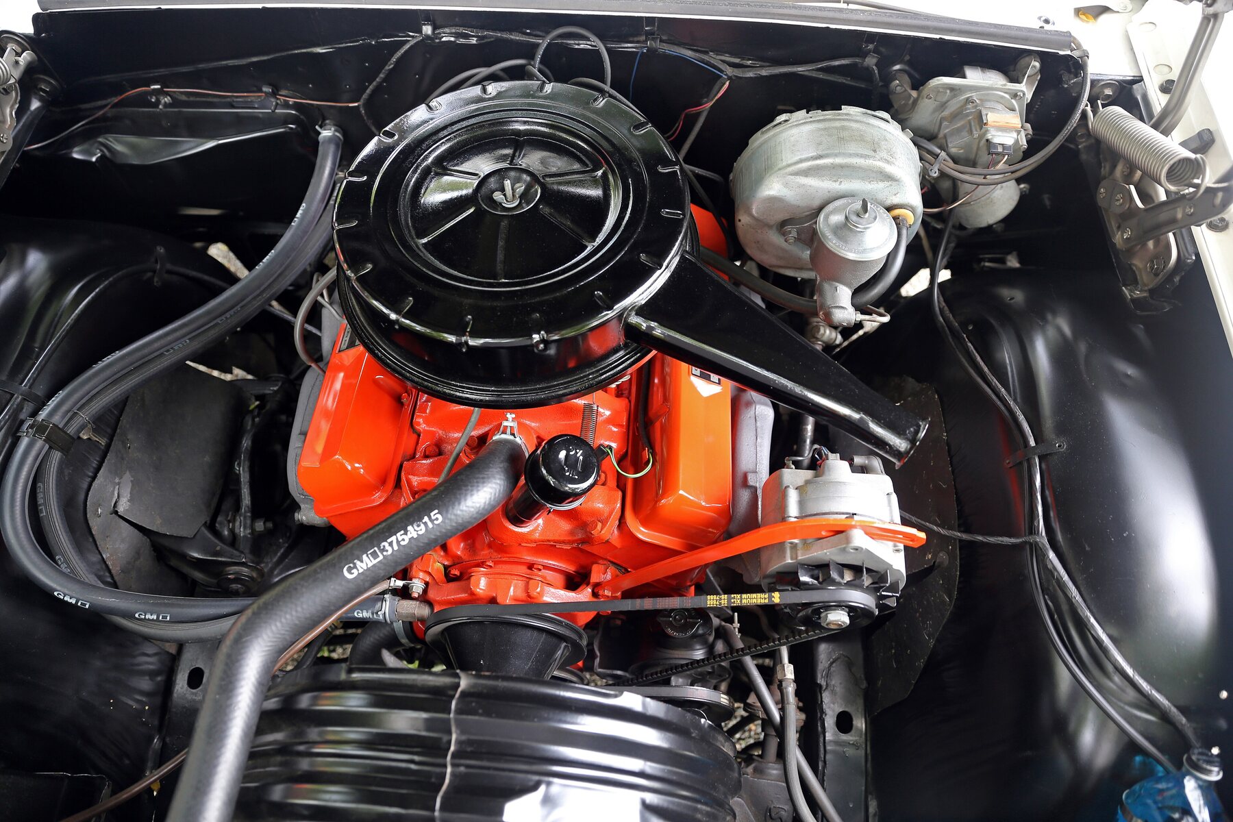 Small block 283 en un Chevrolet Impala 1963, con sus cables de bujía a la vista.