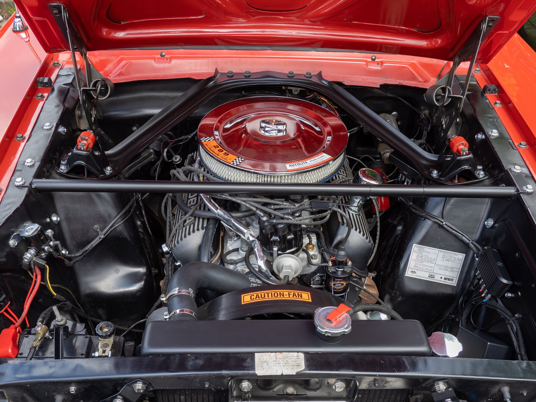 El V8 de un Ford Mustang 1968, en un encuentro de autos en Hirschaid, Alemania, 2022.