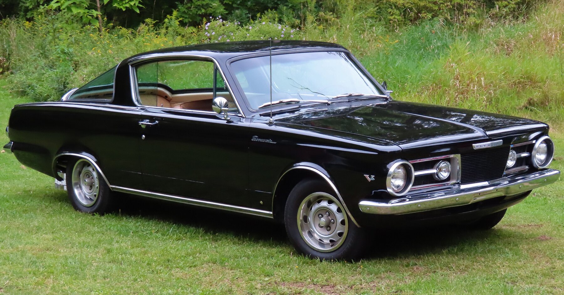 Plymouth Barracuda 1964, con su enorme luneta envolvente.
