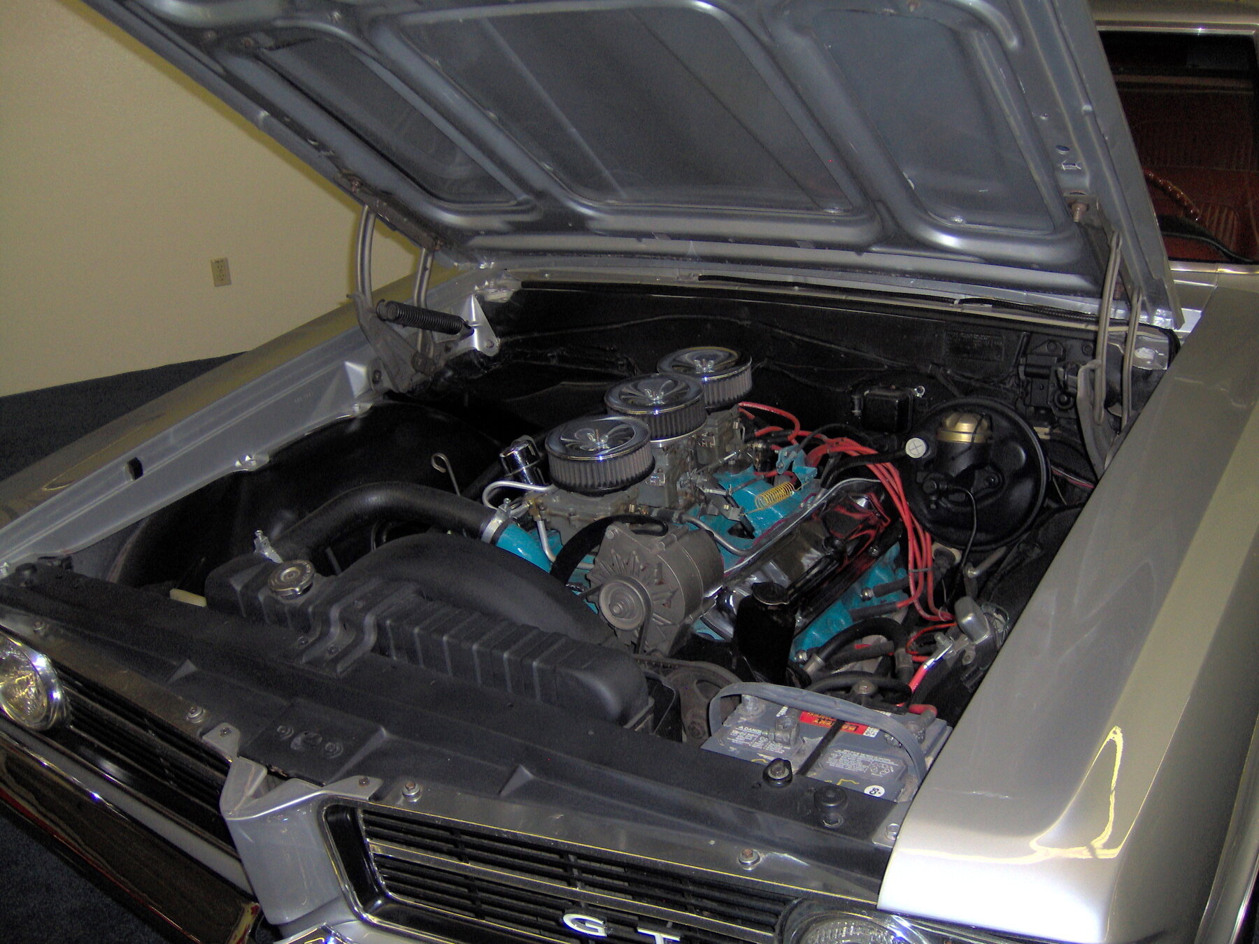 El V8 389 Tri-Power de un GTO 1964, con sus tres carburadores dobles.