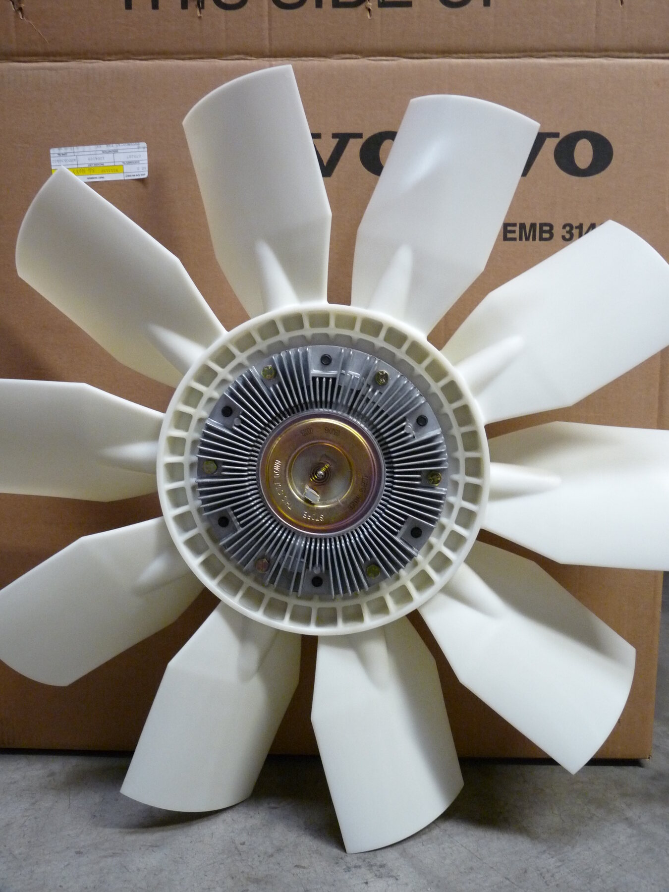 Un ventilador con embrague viscoso, uno de los tres tipos que se usan en los V8.