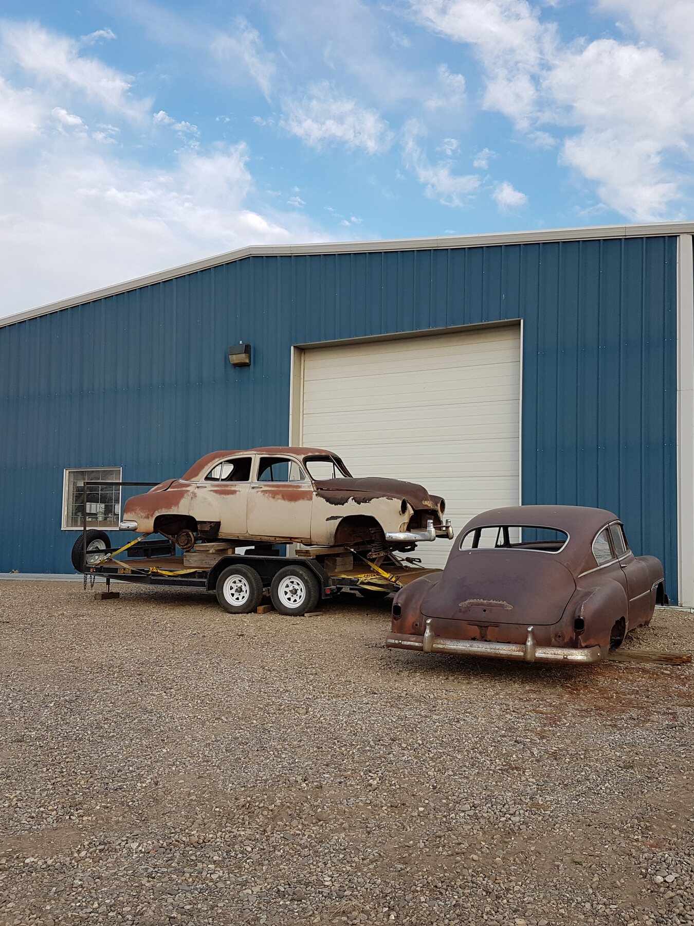 Chevrolet de los años 50 esperando su restauración.