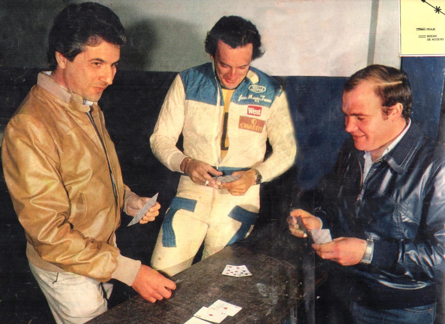 Roberto Mouras, Juan María Traverso y Emilio Satriano jugando a las cartas, en la revista Corsa de mayo de 1983.