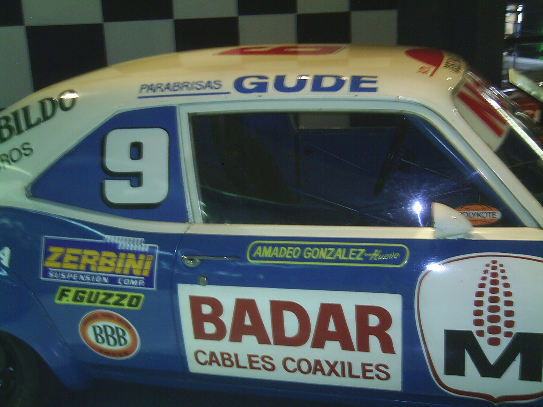 Detalle de la Chevy número 9 de Mouras, con el nombre de su acompañante Amadeo González, en el Museo del Automovilismo de Balcarce.