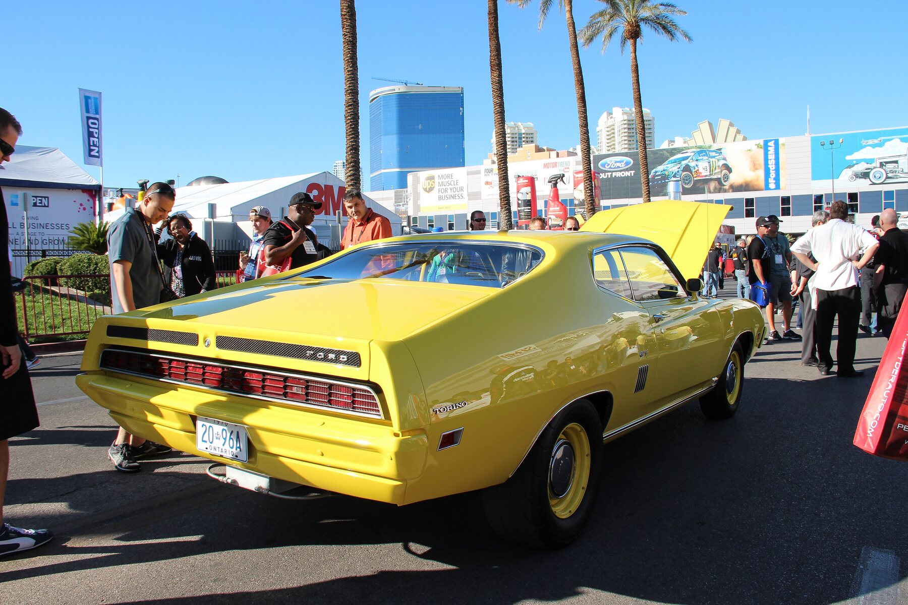 Un Ford clásico preparado, exhibido al aire libre en el SEMA Show 2013 de Las Vegas.