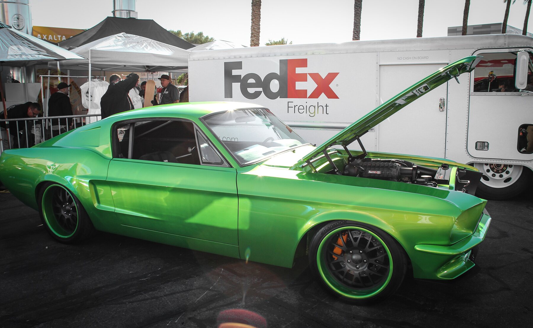 Un Ford Mustang de primera generación preparado, en el SEMA Show 2013.