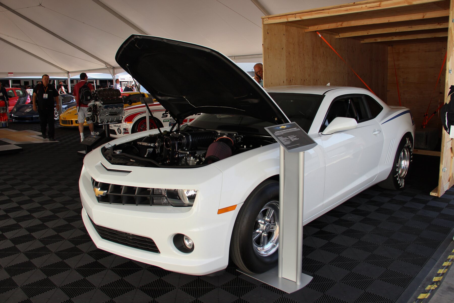 Un Chevrolet Camaro con el capó abierto en un stand del SEMA Show de Las Vegas.