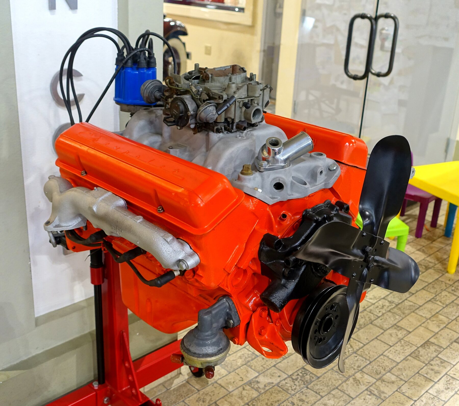 Small block Chevrolet en el Automobile Driving Museum de El Segundo, California.