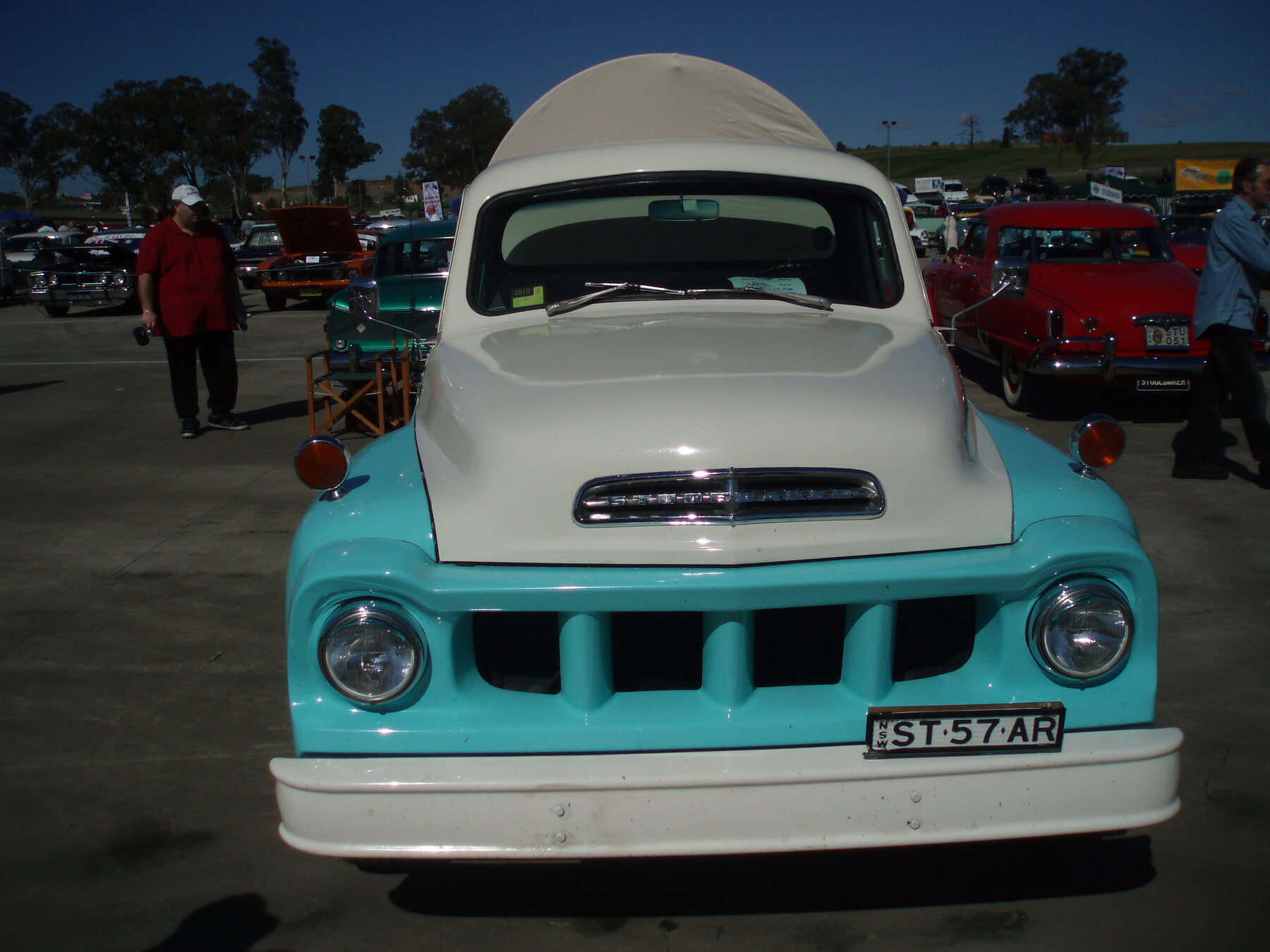 Studebaker Transtar V8 de 1957, fotografiada fuera del país. La Transtar fue el primer modelo que Los Cedros armó en Pacheco.