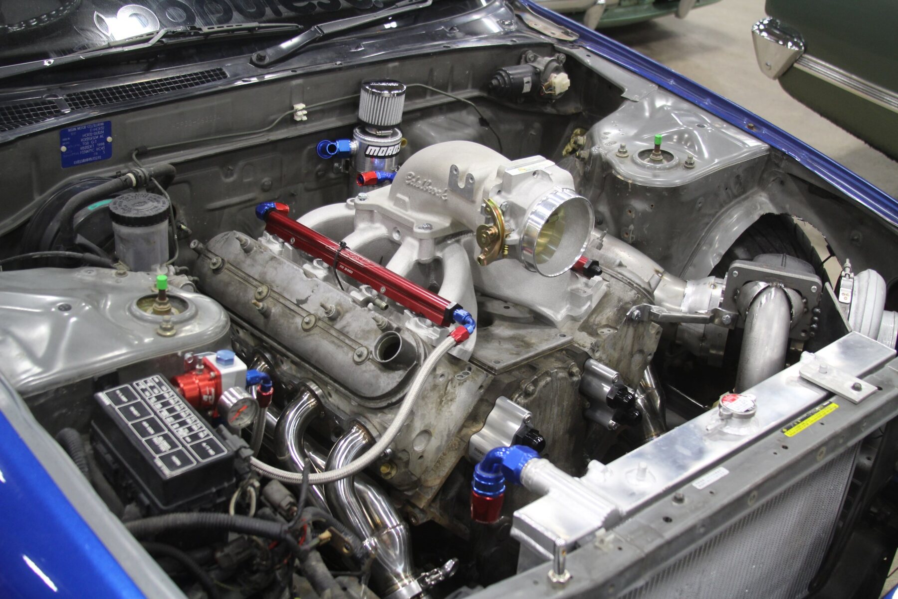 Un V8 de la familia LS en el vano de un Nissan Skyline de 1991, con su sistema de accesorios a la vista.