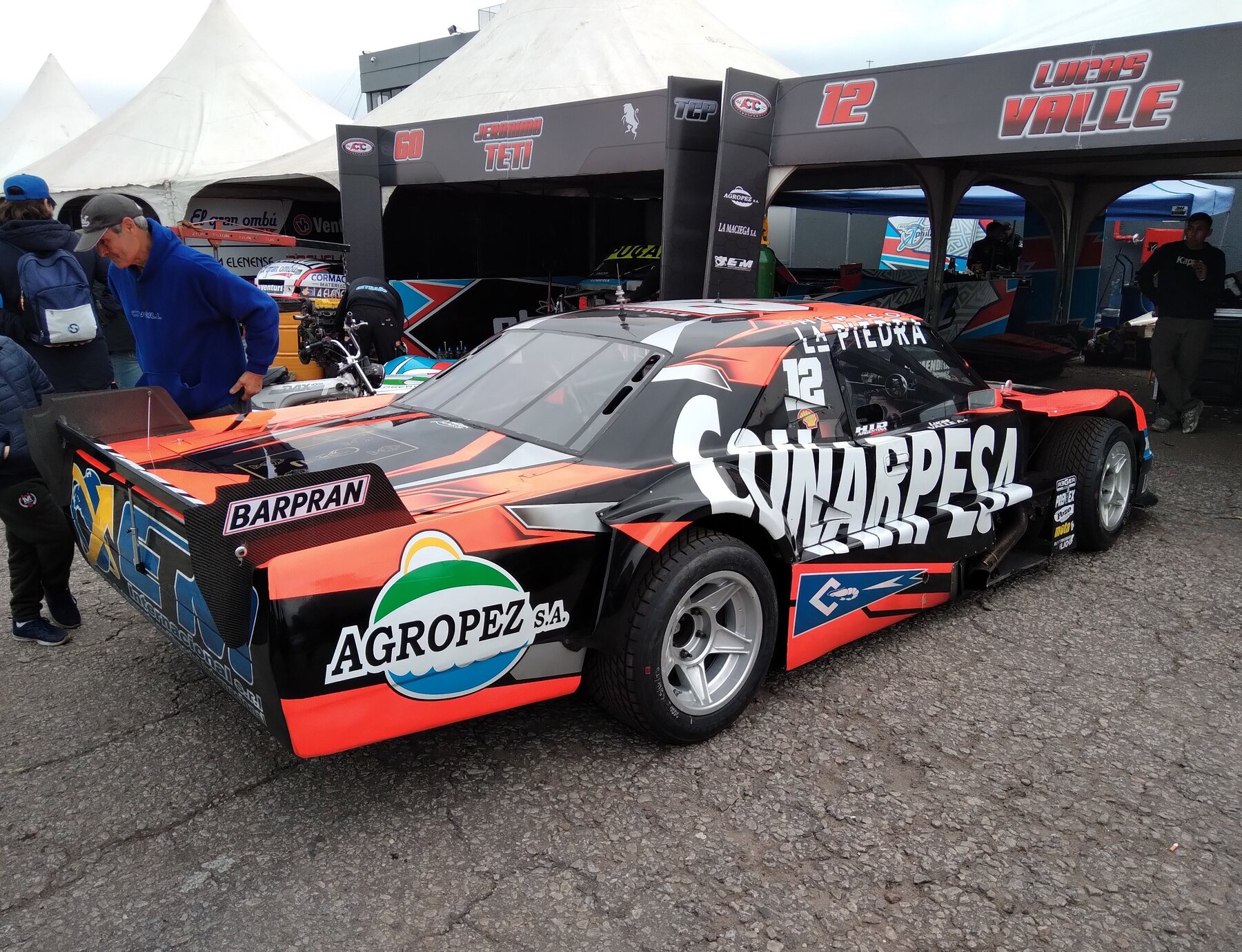 Lucas Valle con el Dodge número 12 en el TC Pista, Buenos Aires 2023.