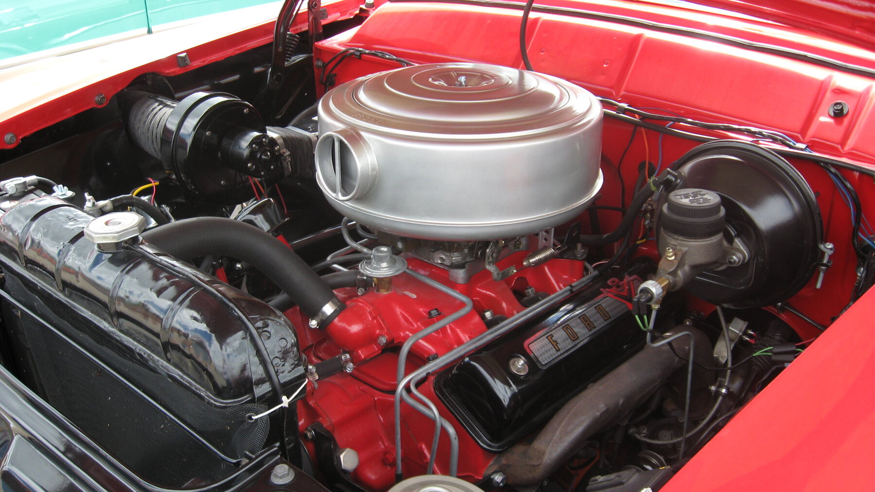 Vano motor de un Ford Sunliner convertible de 1956-57 con V8 Y-Block, la familia del 292.