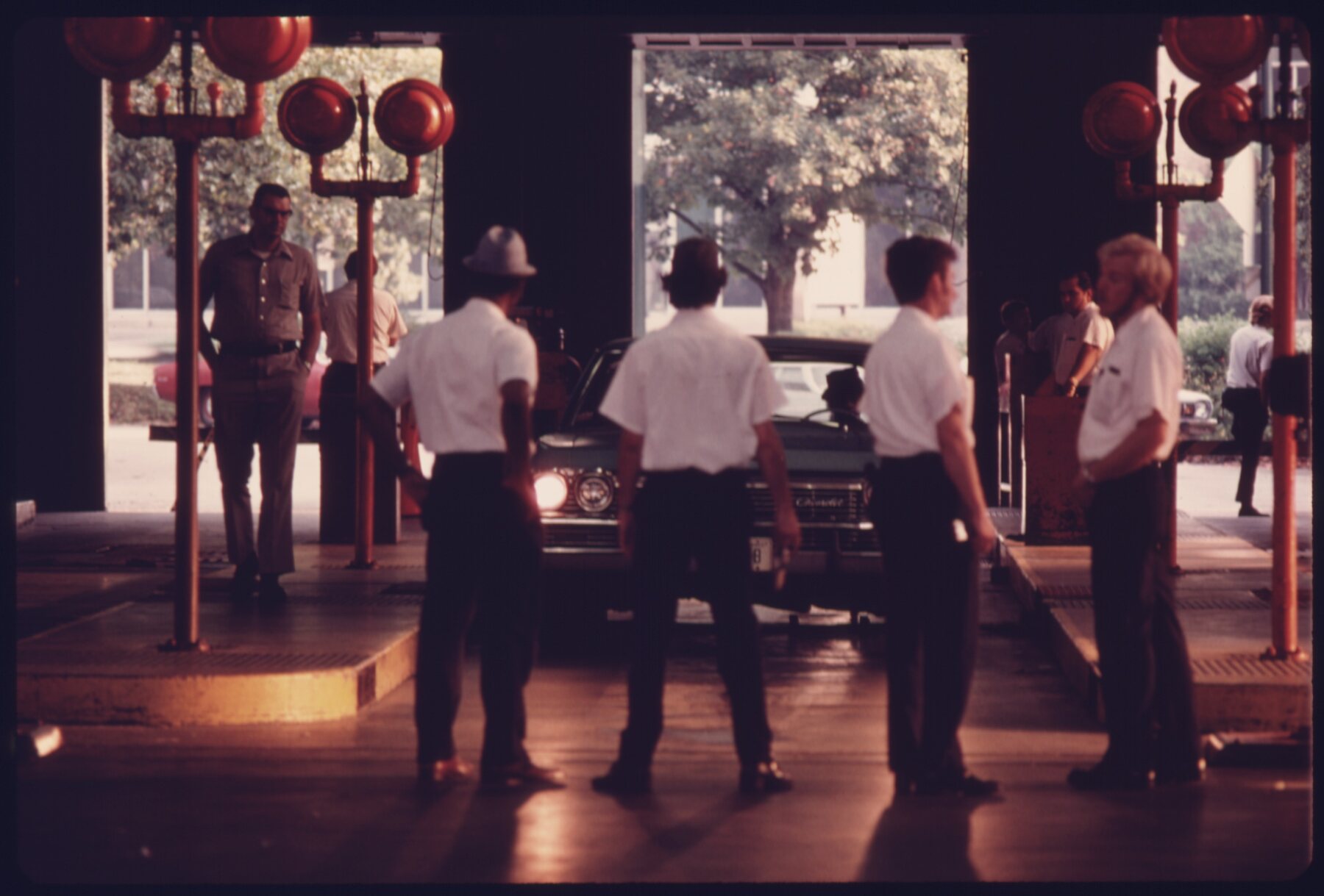 Control de alineación de faros en una estación de inspección vehicular de Cincinnati, Estados Unidos, en agosto de 1975 (Archivo Nacional de EE.UU.).