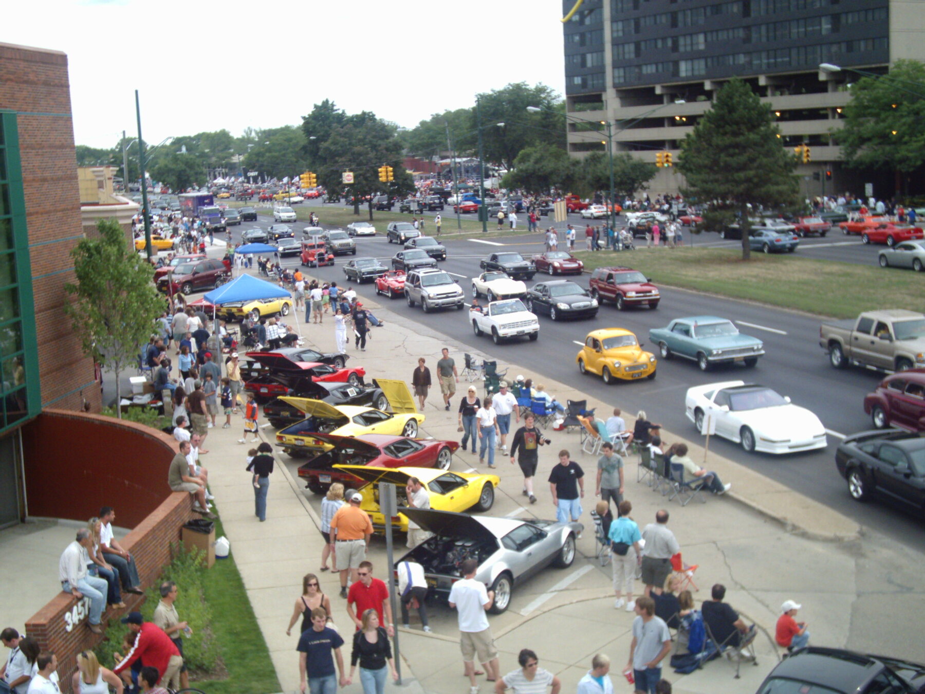 Woodward Avenue repleta de autos y público durante el 13º Dream Cruise, en 2007, a la altura de Birmingham, Michigan.