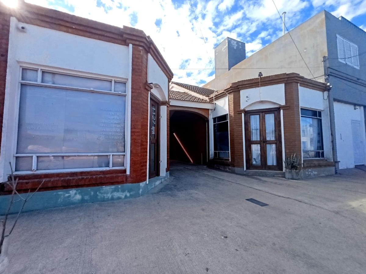 SE VENDE 2 LOCALES COMERCIALES Y 2 DEPARTAMENTOS EN ARROYITO (ZONA CENTRO), miniatura