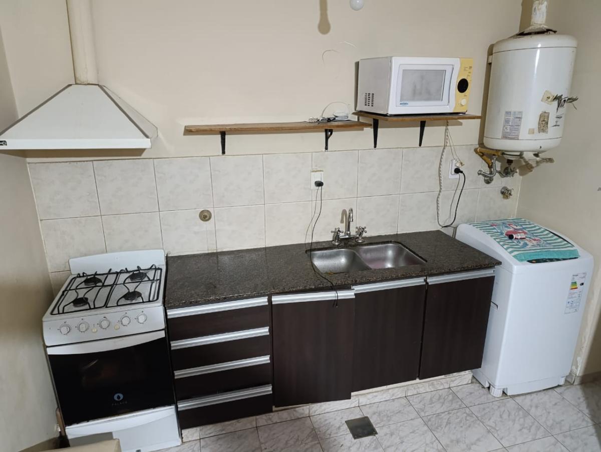 SE VENDE 2 LOCALES COMERCIALES Y 2 DEPARTAMENTOS EN ARROYITO (ZONA CENTRO), miniatura