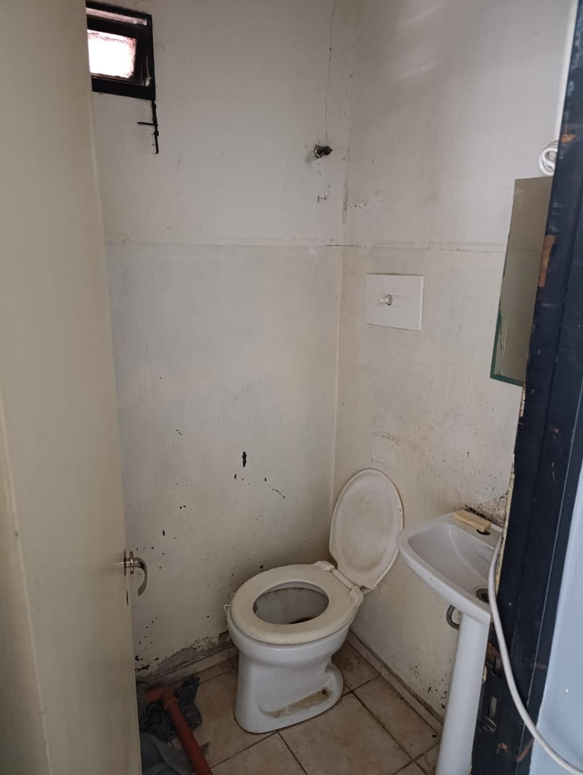 SE VENDE 2 LOCALES COMERCIALES Y 2 DEPARTAMENTOS EN ARROYITO (ZONA CENTRO), miniatura