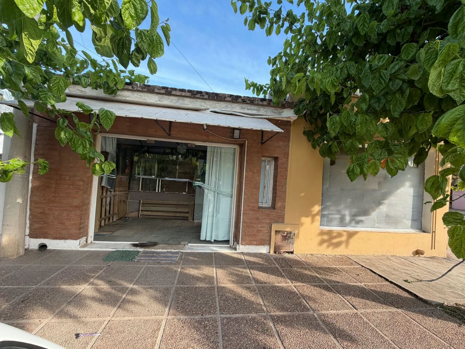 SE VENDE CASA + 2 LOCALES COMERCIALES