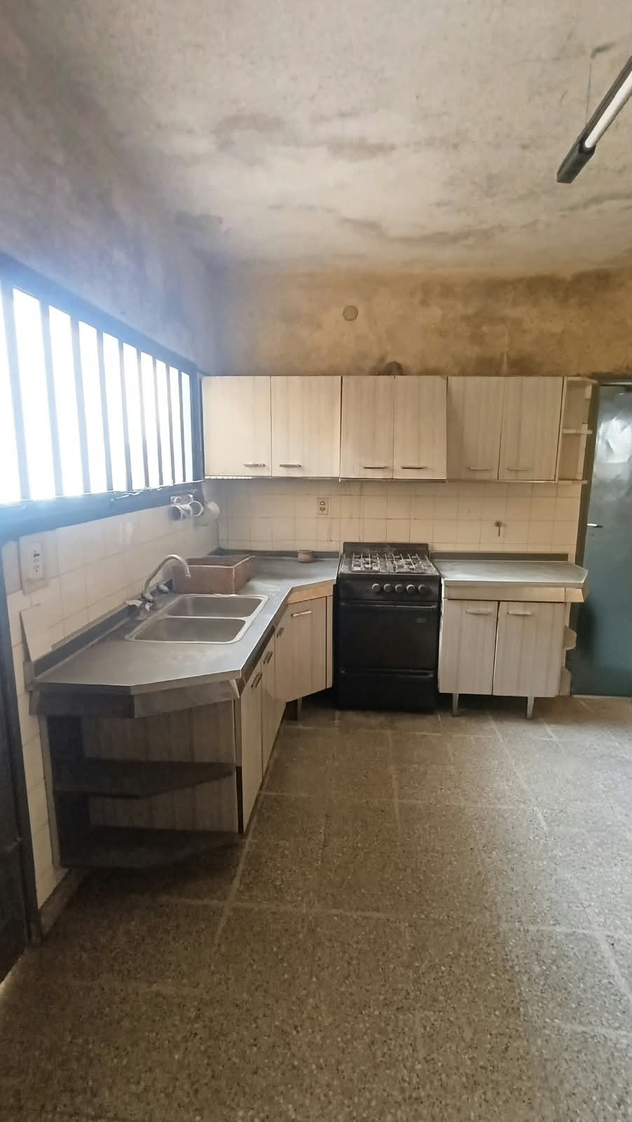 SE VENDE CASA + LOCAL COMERCIAL (CENTRO DE ARROYITO), miniatura