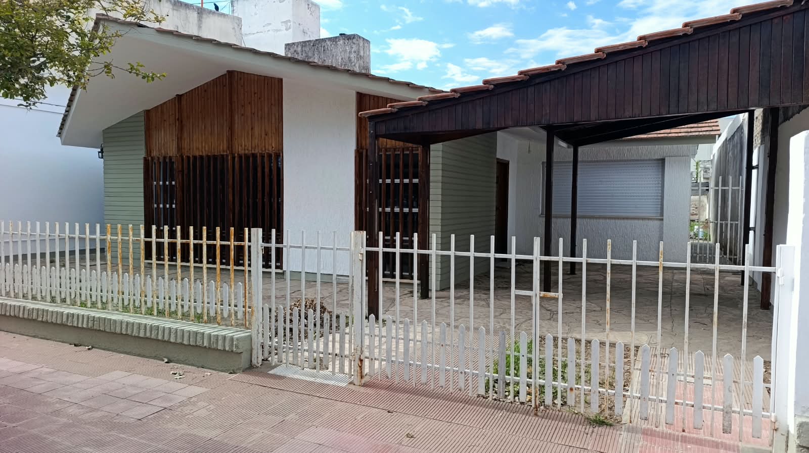 SE VENDE CASA - FRENTE PLAZA 25 DE MAYO