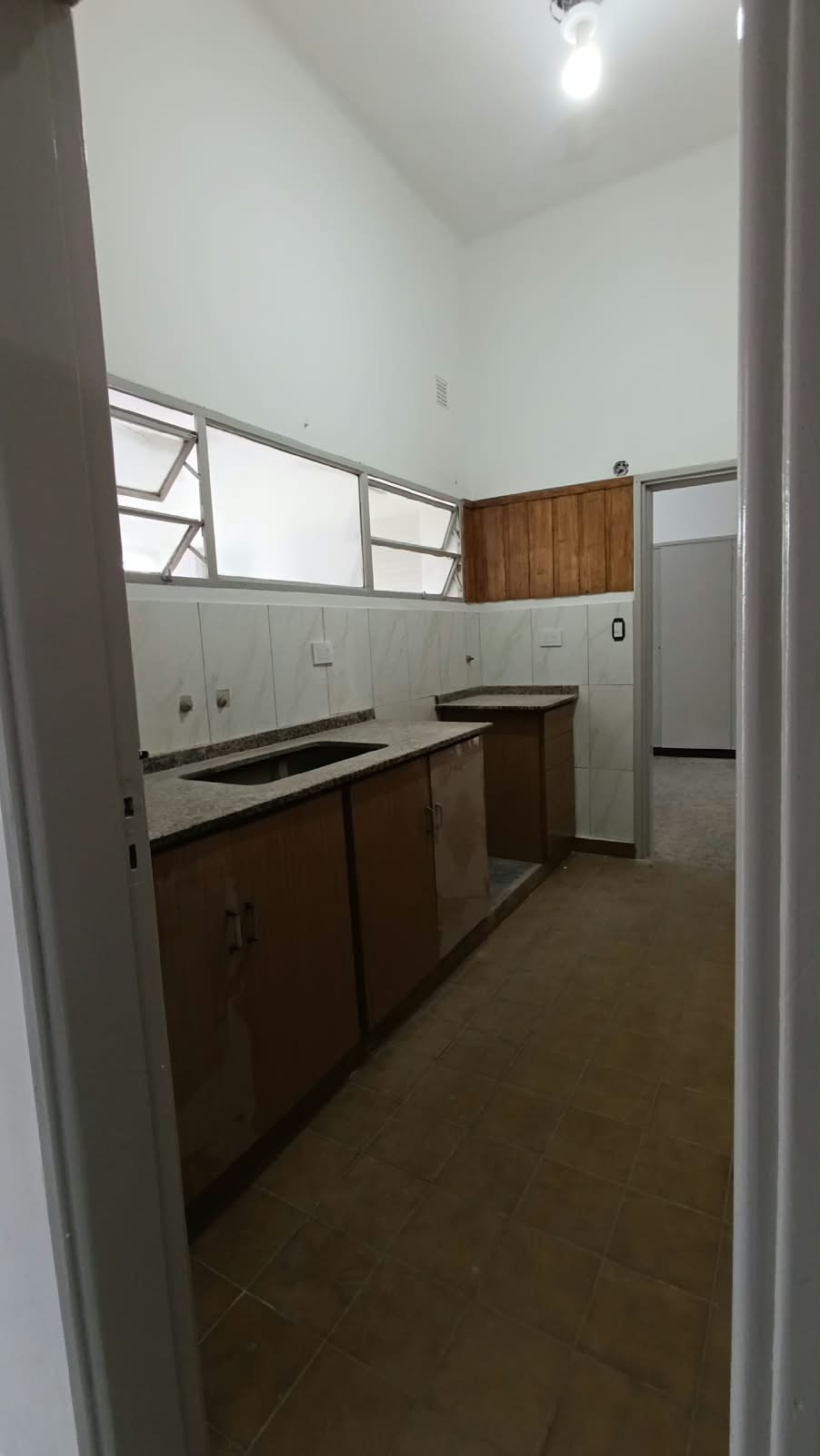 SE VENDE CASA - FRENTE PLAZA 25 DE MAYO, miniatura